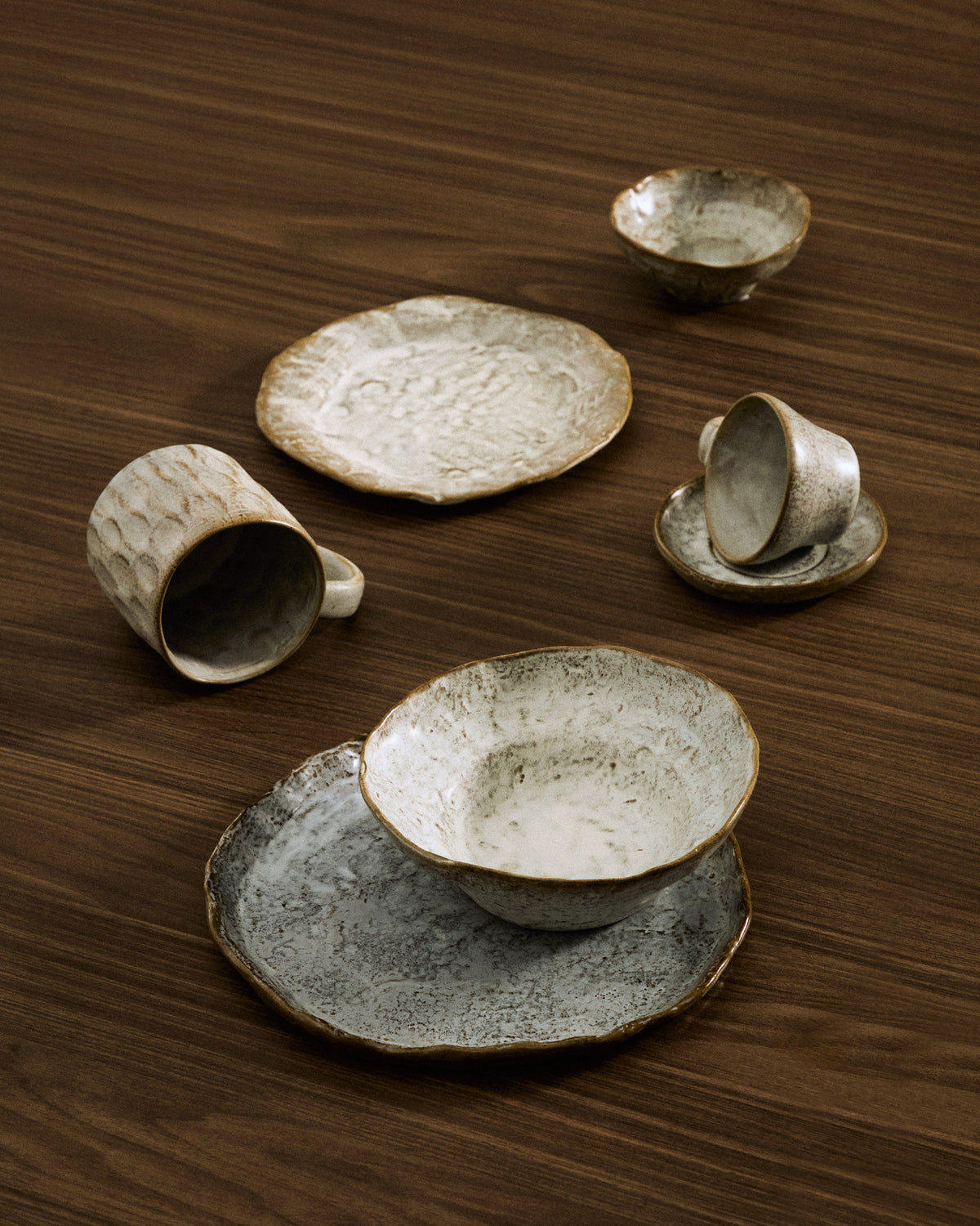 Flacher Teller Alenia aus brauner Keramik in Hellgrün, Braun präsentiert im Onlineshop von KAQTU Design AG. Teller ist von Kave Home