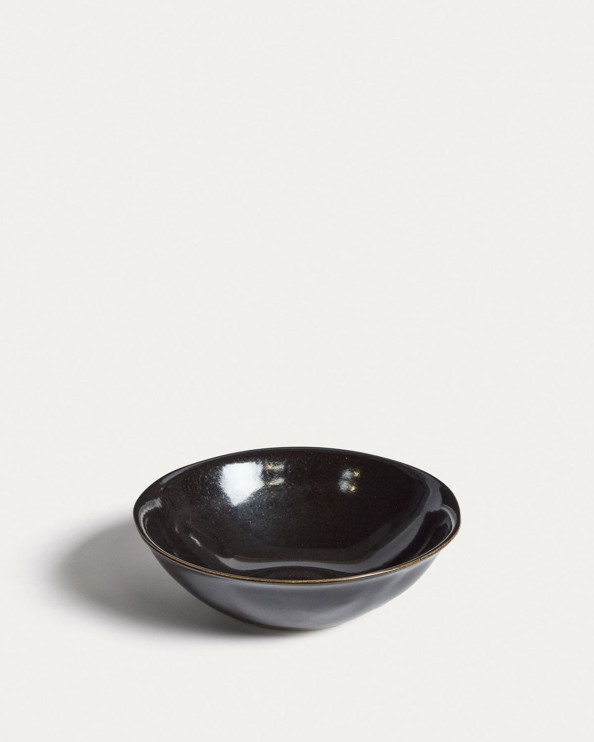 Tiefer Teller aus dunkelbrauner Keramik mit glänzender Oberfläche und runder Form, Durchmesser 27 cm, Höhe 9.5 cm.
