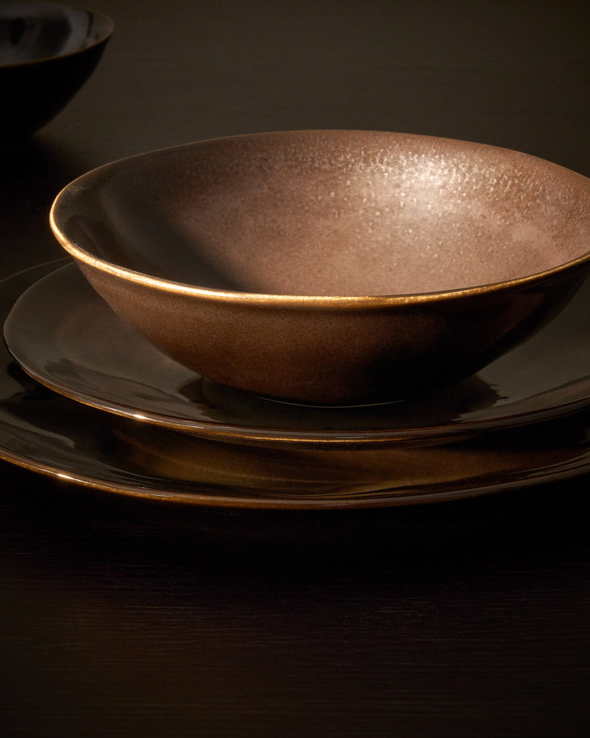 Tiefer Teller aus dunkelbrauner Keramik mit glänzender Oberfläche und runder Form, Durchmesser 27 cm, Höhe 9.5 cm.