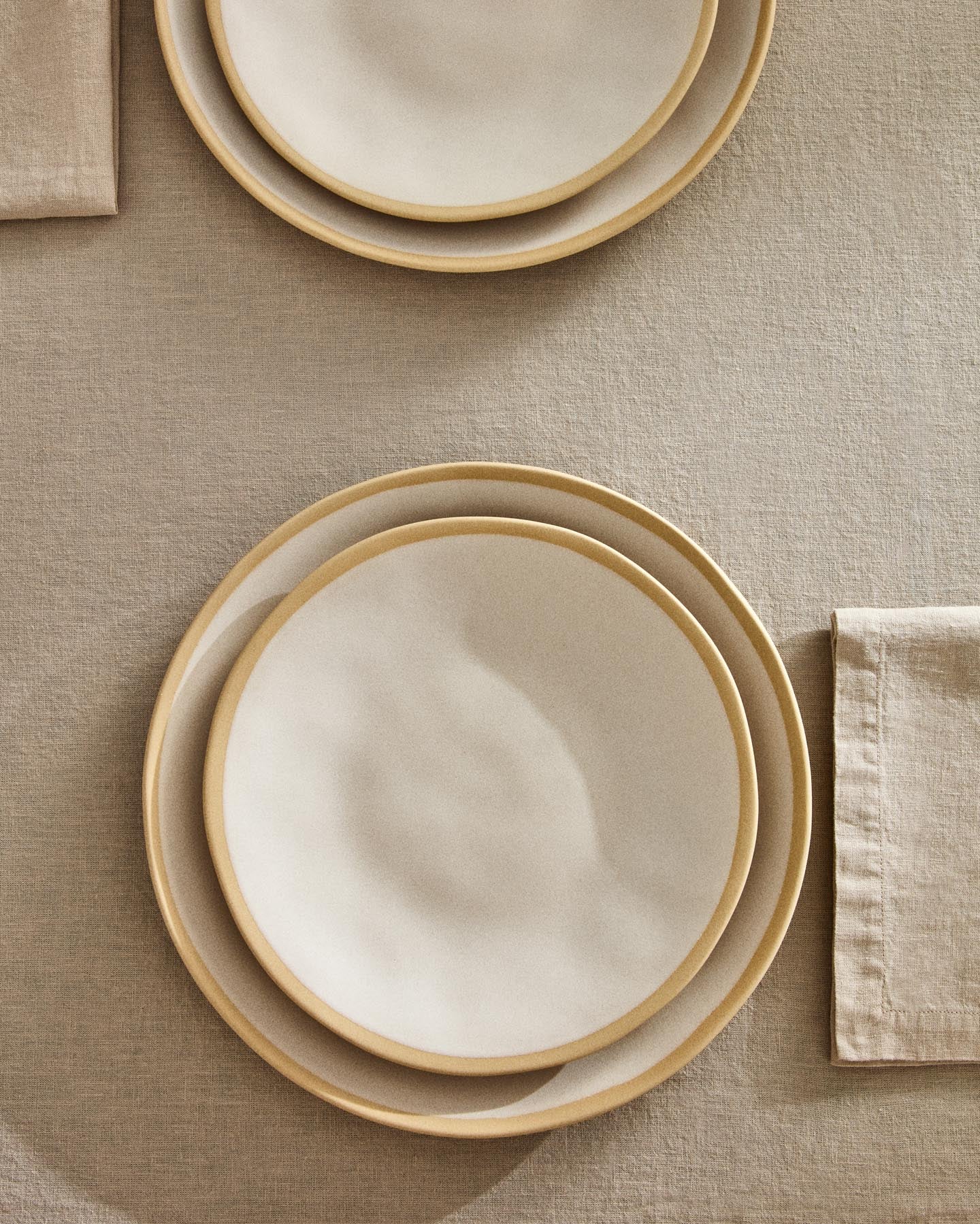 Tiefer Teller Azir aus Keramik in Beige in Beige präsentiert im Onlineshop von KAQTU Design AG. Teller ist von Kave Home