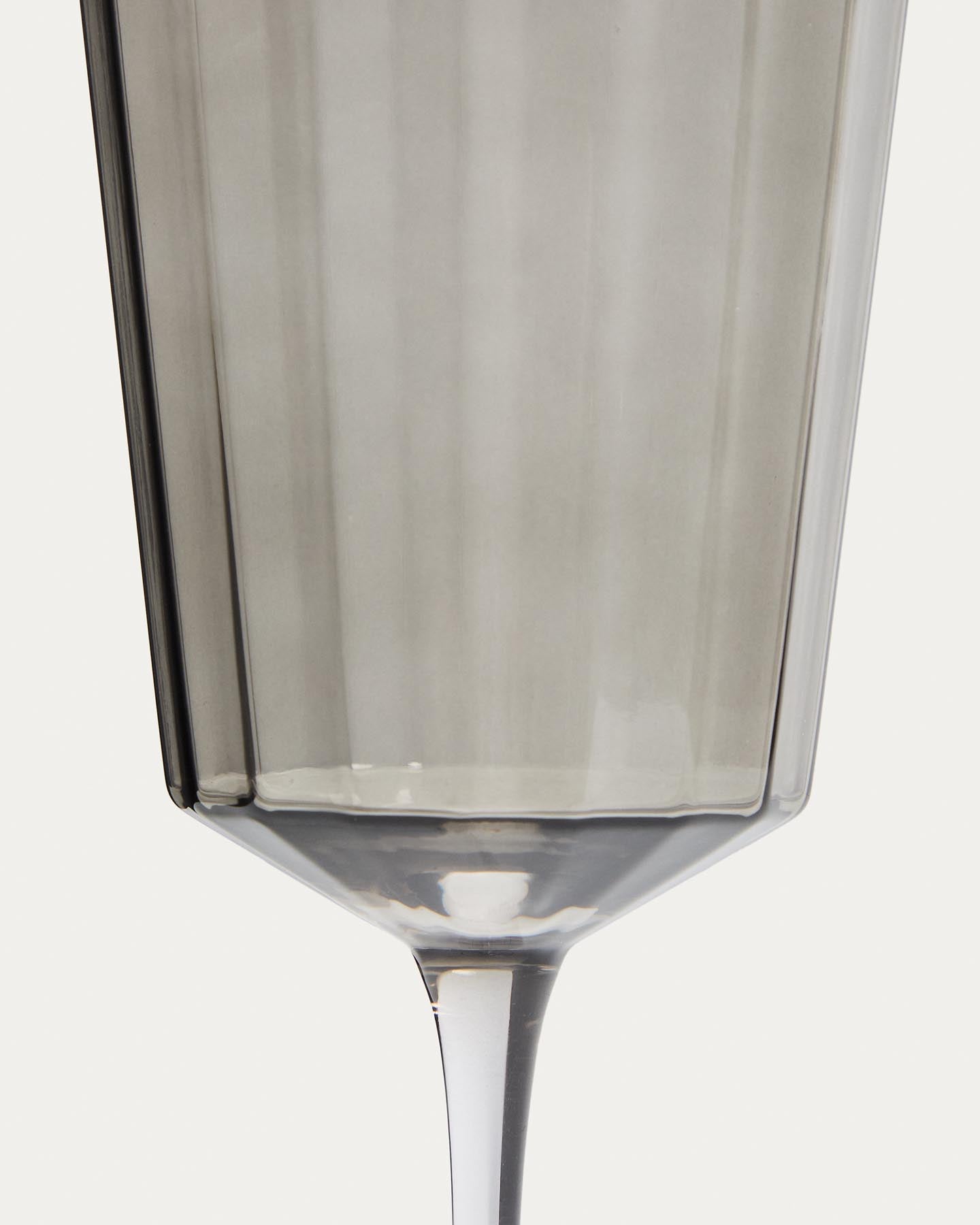 Weinglas Clarien aus grauem Glas, 39,5 cl in Silber präsentiert im Onlineshop von KAQTU Design AG. Universal Weinglas ist von Kave Home