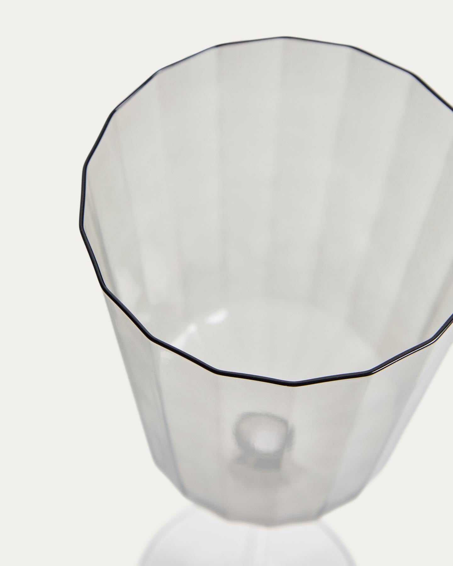 Weinglas Clarien aus grauem Glas, 39,5 cl in Silber präsentiert im Onlineshop von KAQTU Design AG. Universal Weinglas ist von Kave Home