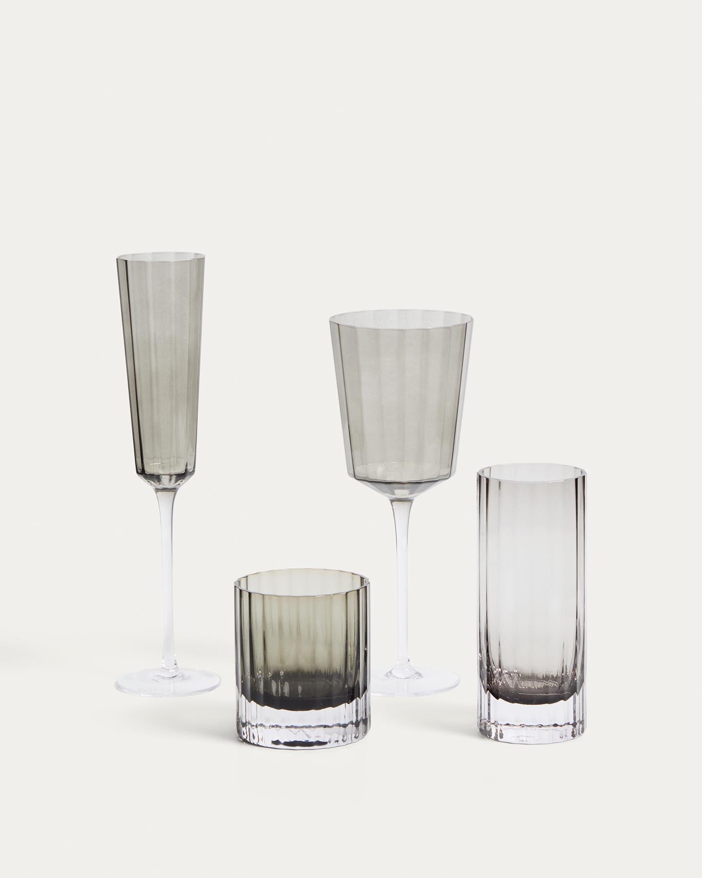 Weinglas Clarien aus grauem Glas, 39,5 cl in Silber präsentiert im Onlineshop von KAQTU Design AG. Universal Weinglas ist von Kave Home