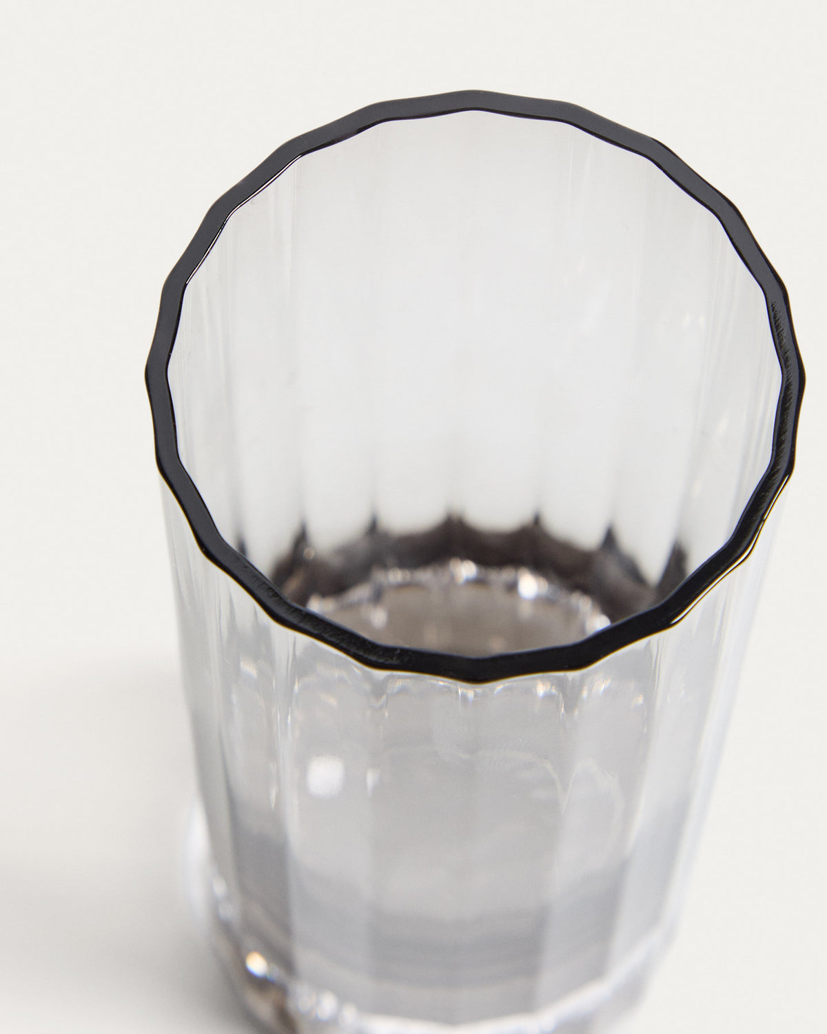 Wasserglas Clarien aus grauem Glas, 30 cl in Silber, Transparent präsentiert im Onlineshop von KAQTU Design AG. Trinkgläser ist von Kave Home