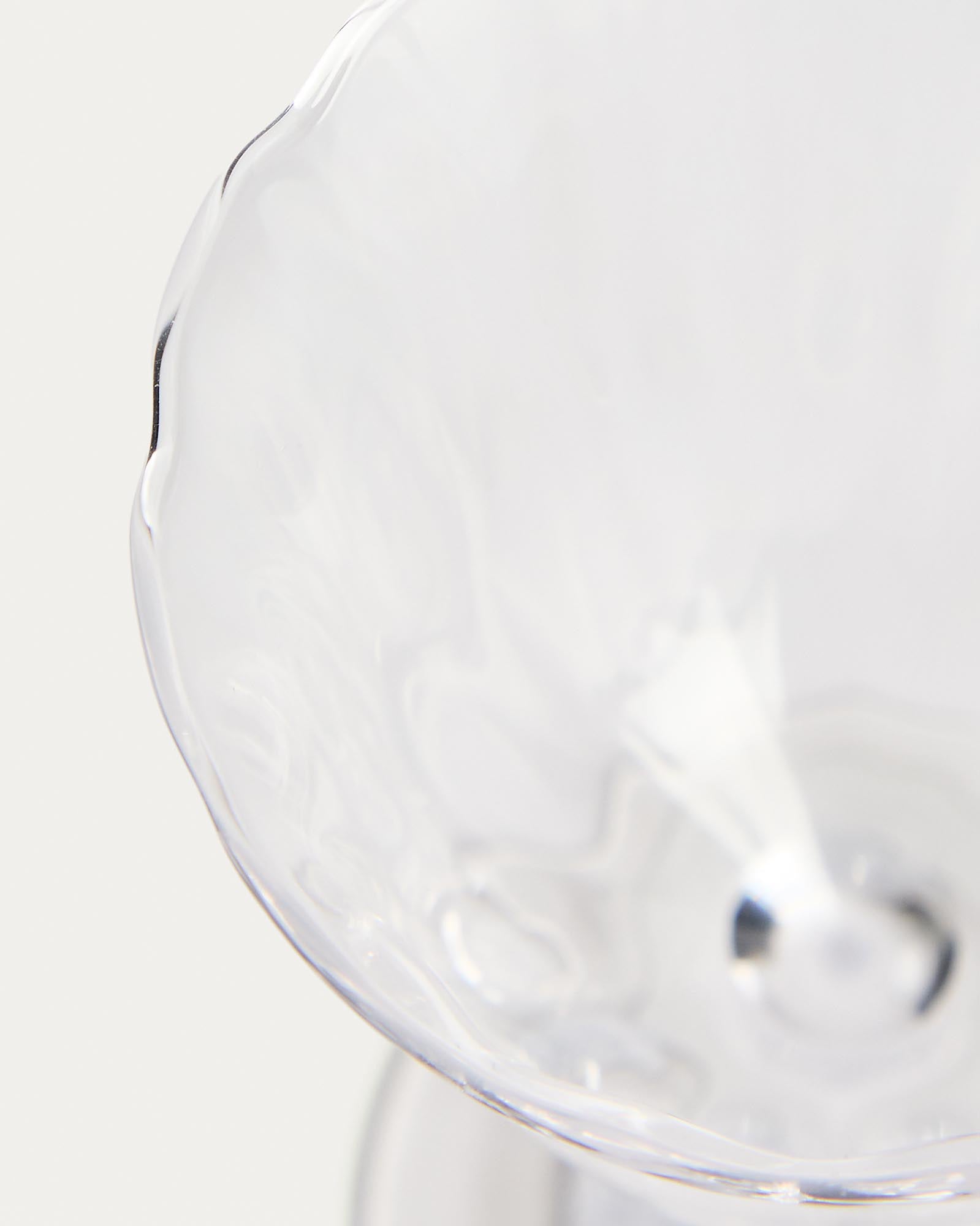 Schlichtes und stilvolles Weinglas Neia aus klarem Glas, 26 cl, perfekt für Weinliebhaber und vielseitig einsetzbar.