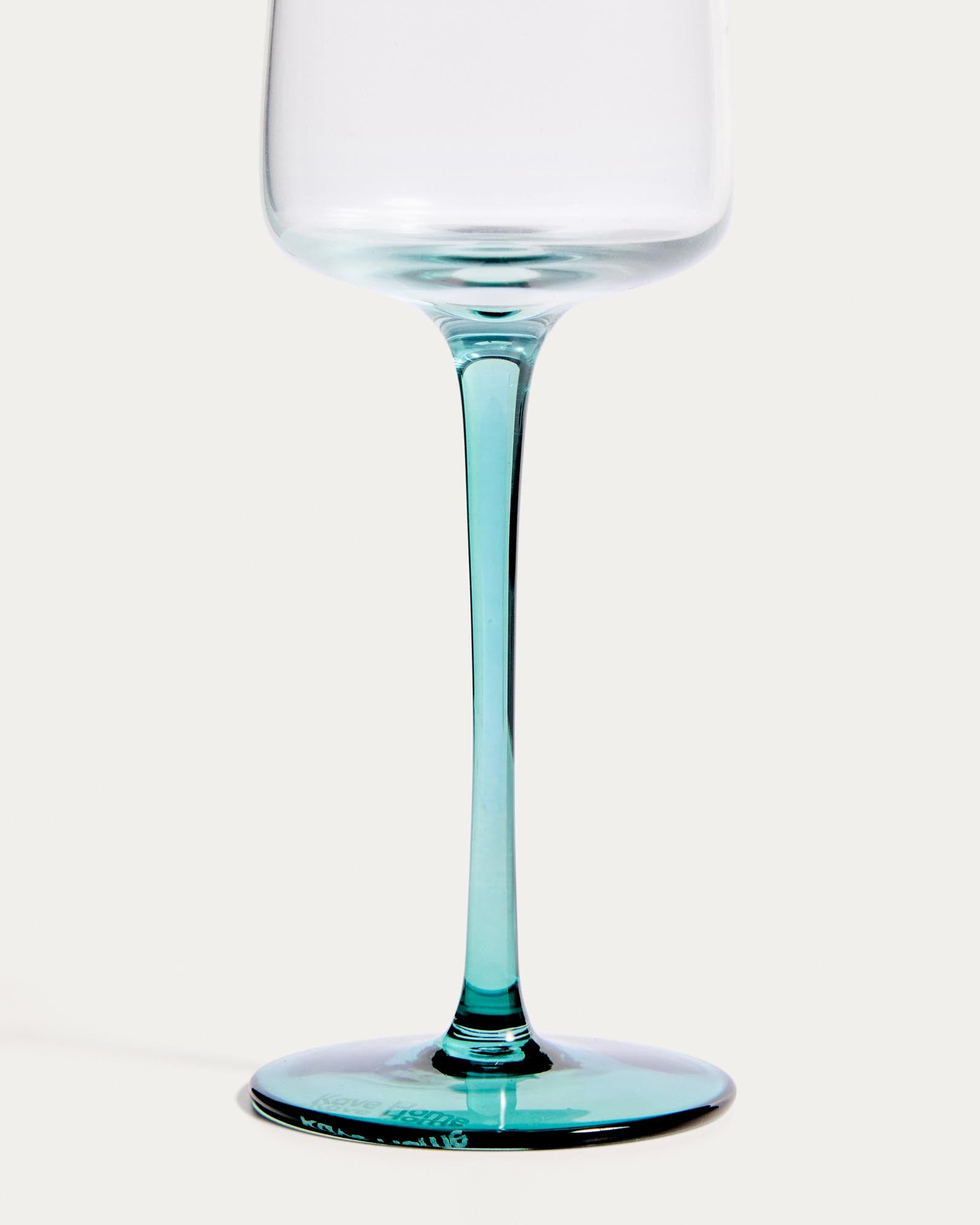 Elegantes Sektglas Irides in blau und klarem Glas, 31,5 cl, ideal für festliche Anlässe, erhältlich bei Kave Home.
