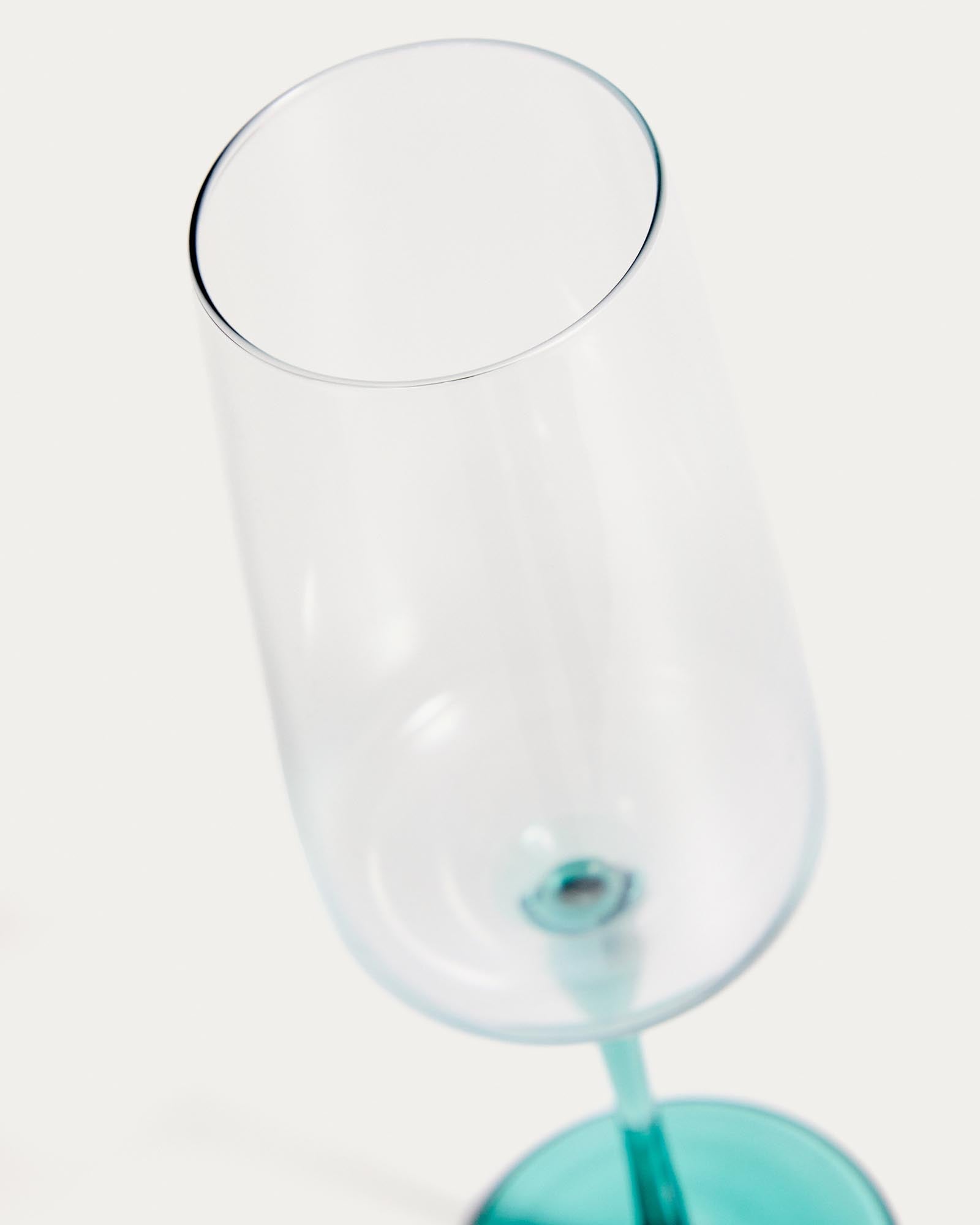 Stilvolles Sektglas Irides aus blauem und klarem Glas, 31,5 cl, perfekt für besondere Momente und festliche Feiern, erhältlich bei Kave Home.