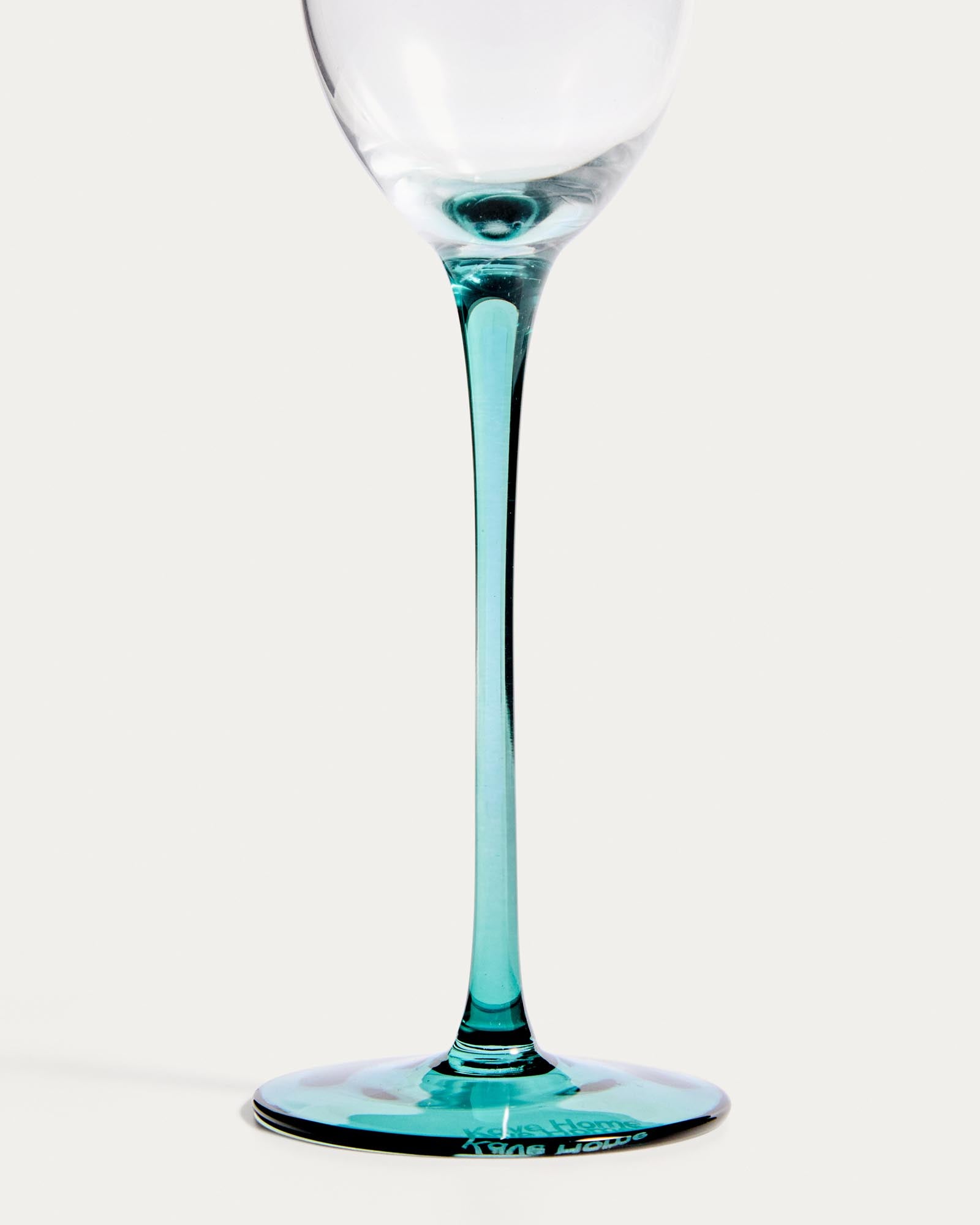 Elegantes Sektglas Irides in blauem und klarem Glas, 24,5 cl, ideal für festliche Anlässe, erhältlich bei Kave Home.