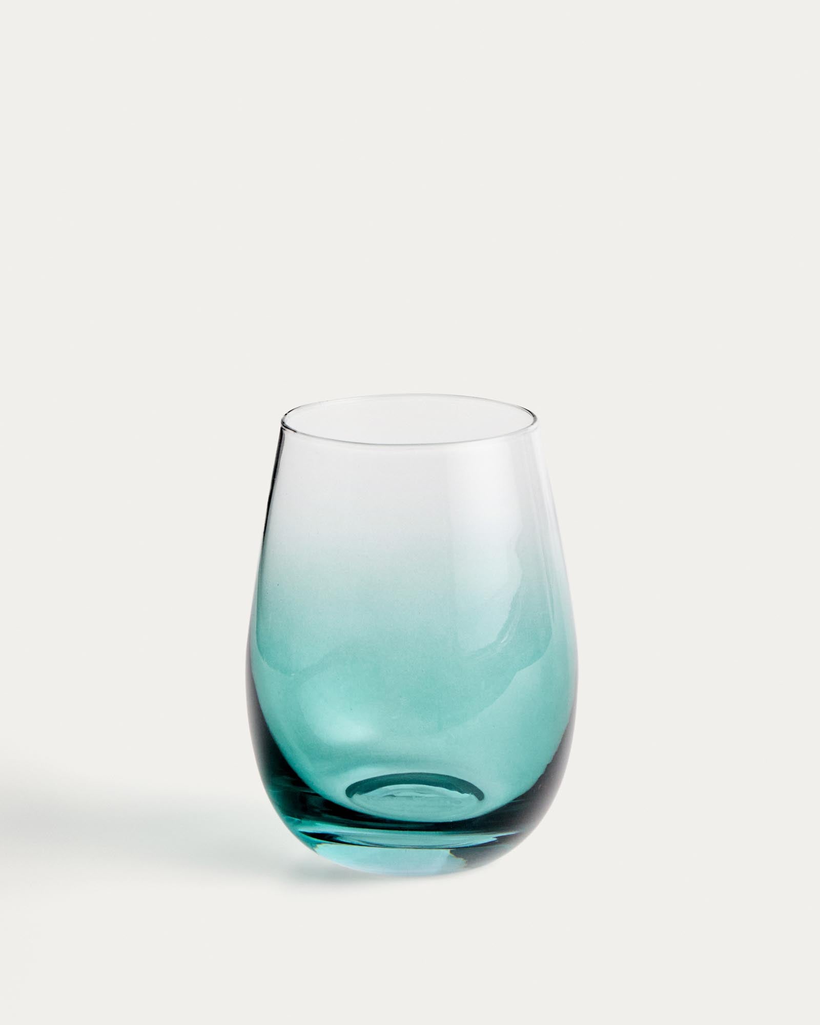 Wasserglas Irides aus blau und klarem Glas, 42 cl in Transparent präsentiert im Onlineshop von KAQTU Design AG. Trinkgläser ist von Kave Home