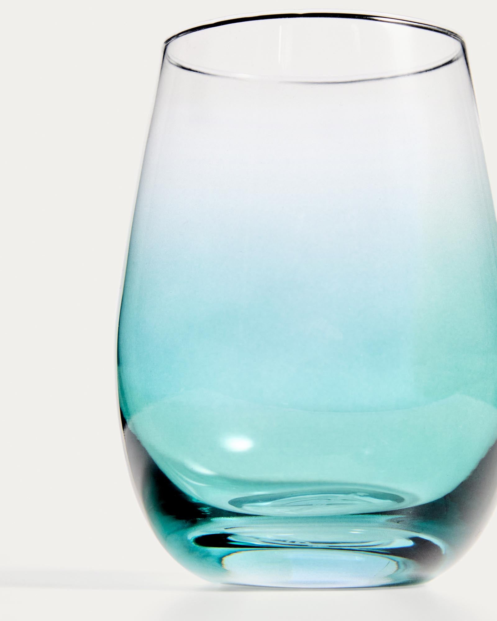 Wasserglas Irides aus blau und klarem Glas, 42 cl in Transparent präsentiert im Onlineshop von KAQTU Design AG. Trinkgläser ist von Kave Home