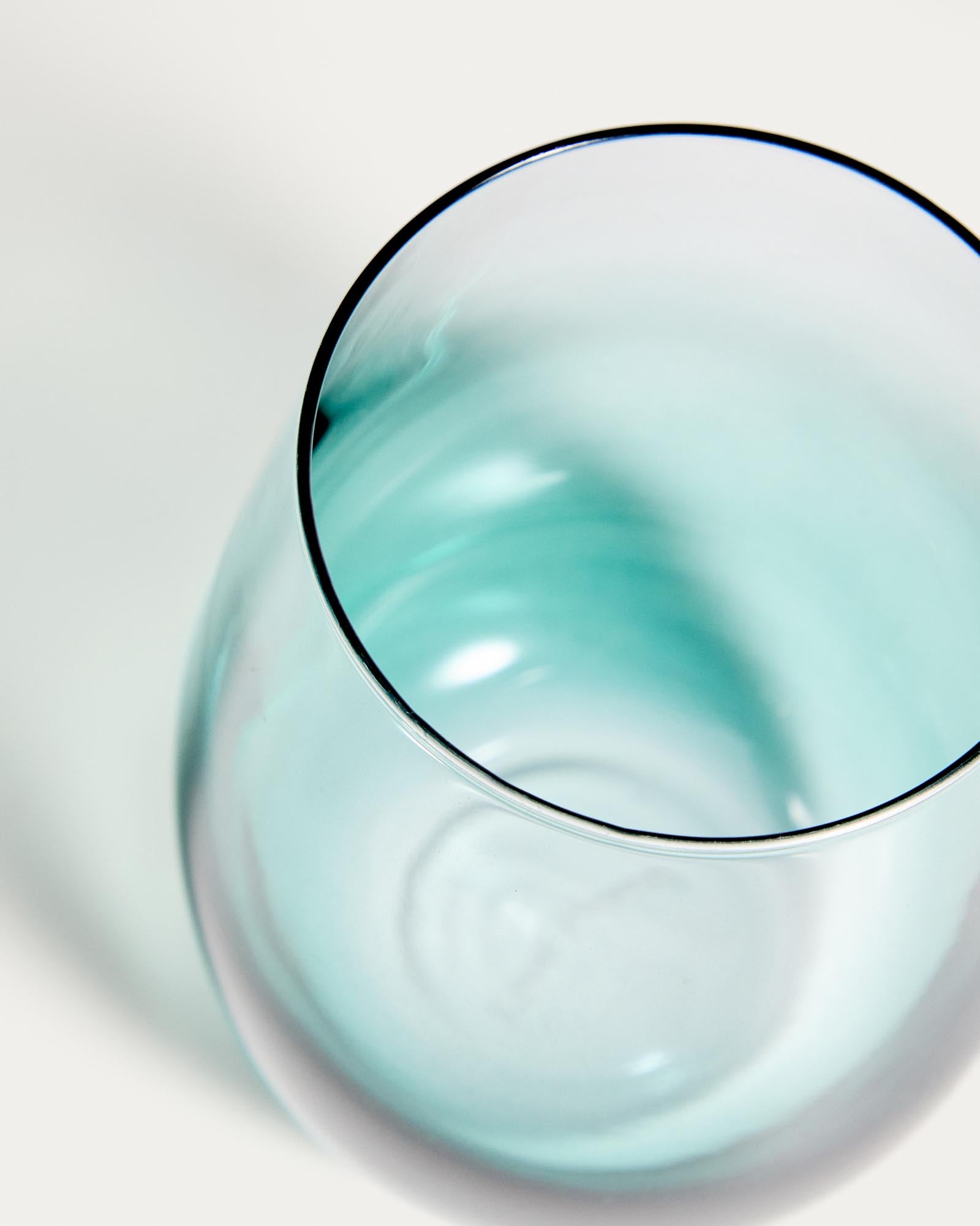Schimmerndes Wasserglas Irides aus blauem und klarem Glas, 42 cl, perfekt für besondere Anlässe und geschmackvolle Getränkepräsentation.