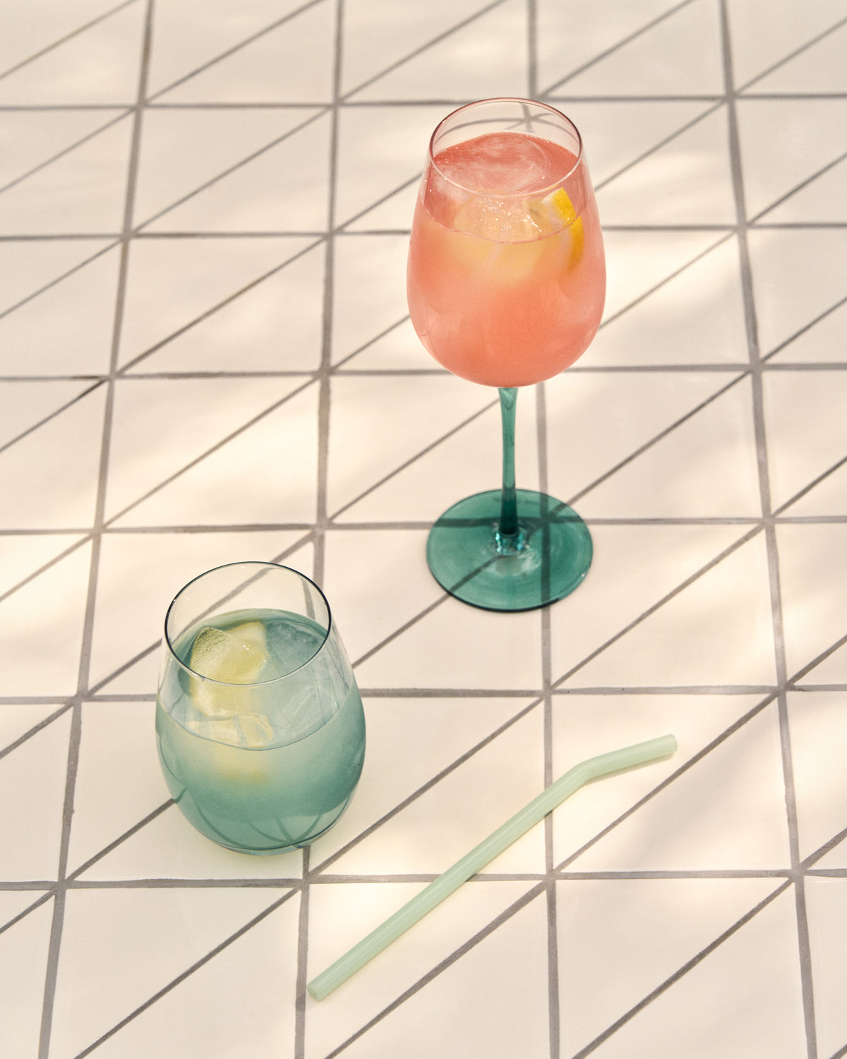 Wasserglas Irides aus blau und klarem Glas, 42 cl in Transparent, Blau präsentiert im Onlineshop von KAQTU Design AG. Trinkgläser ist von Kave Home