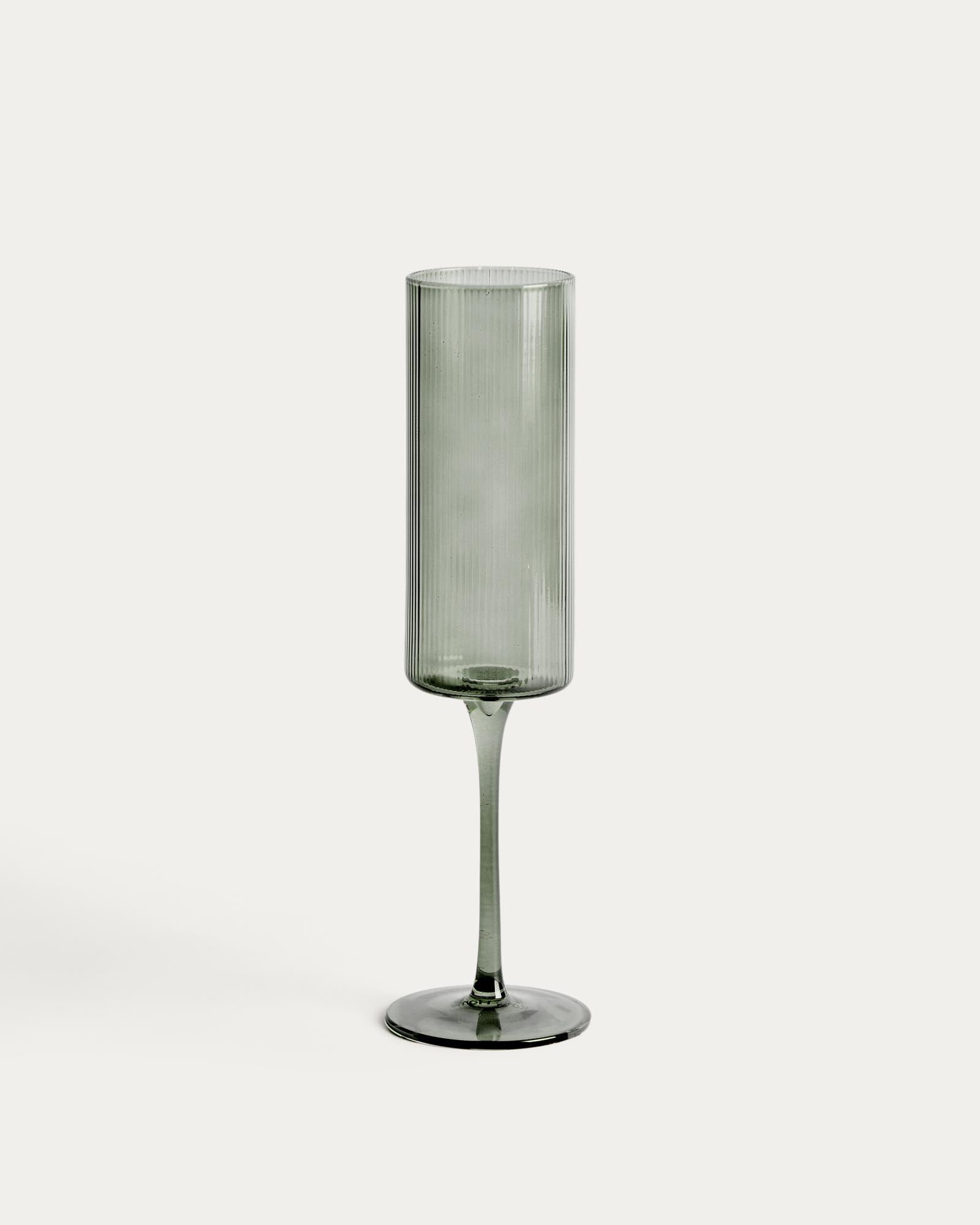 Sektglas Eluria aus grünem Glas, 24,5 cl in Helles Weinrot präsentiert im Onlineshop von KAQTU Design AG. Champagner Flutes ist von Kave Home