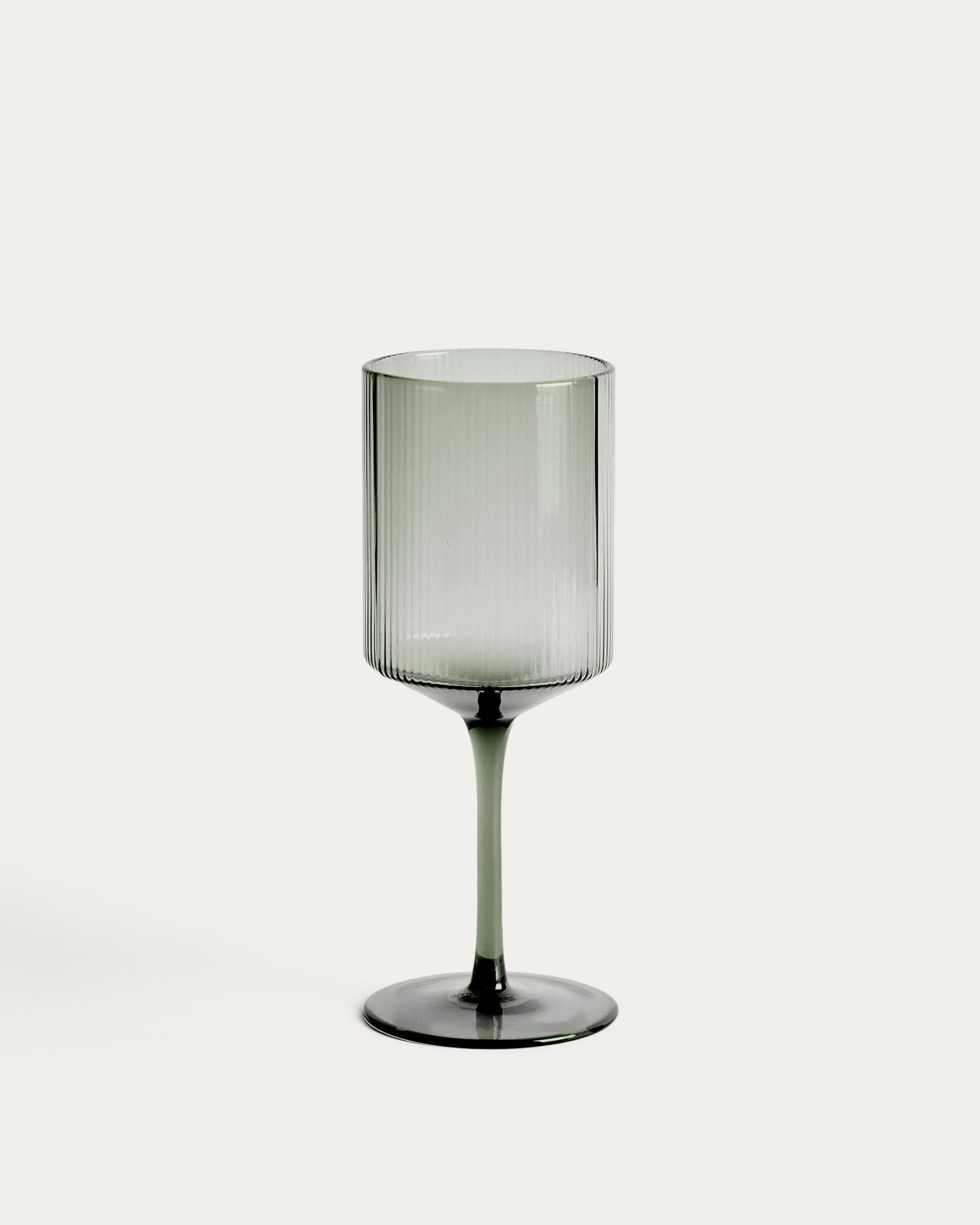 Weinglas Eluria aus grünem Glas, 39,5 cl in Grau präsentiert im Onlineshop von KAQTU Design AG. Universal Weinglas ist von Kave Home