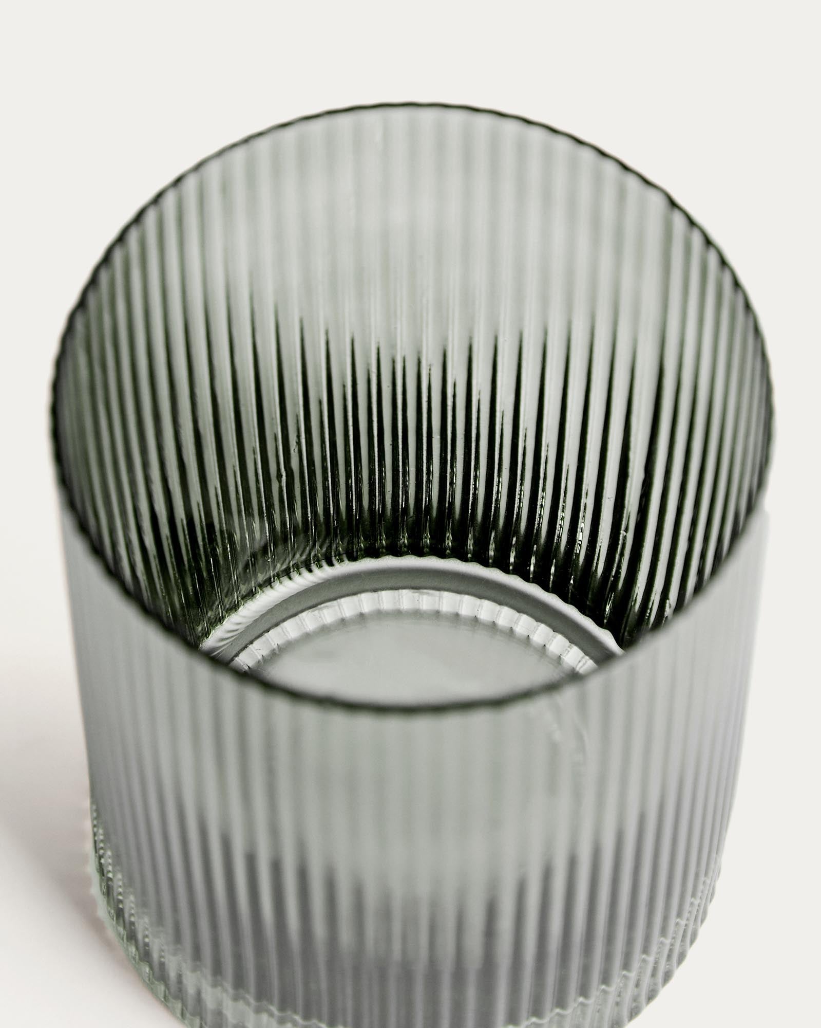 Wasserglas Eluria aus grünem Glas, 32,5 cl in Hellgrau präsentiert im Onlineshop von KAQTU Design AG. Trinkgläser ist von Kave Home