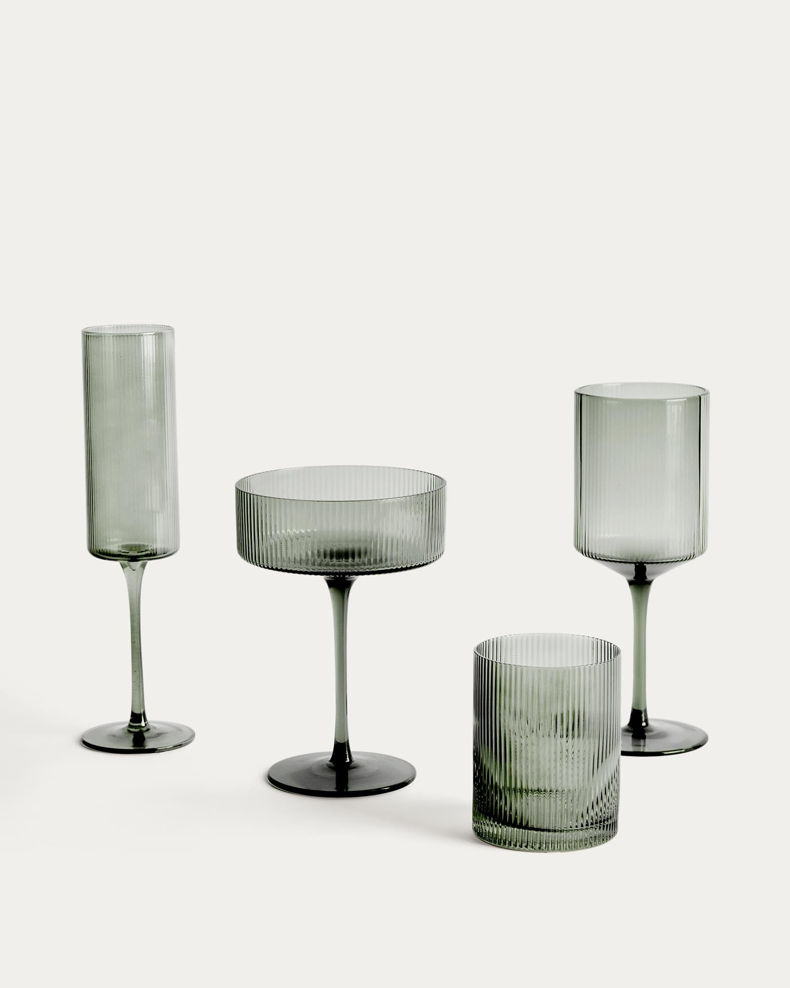 Elegantes Wasserglas Eluria aus grünem Glas mit 32,5 cl, ideal für stilvolle Tischdekoration und erfrischende Getränke.