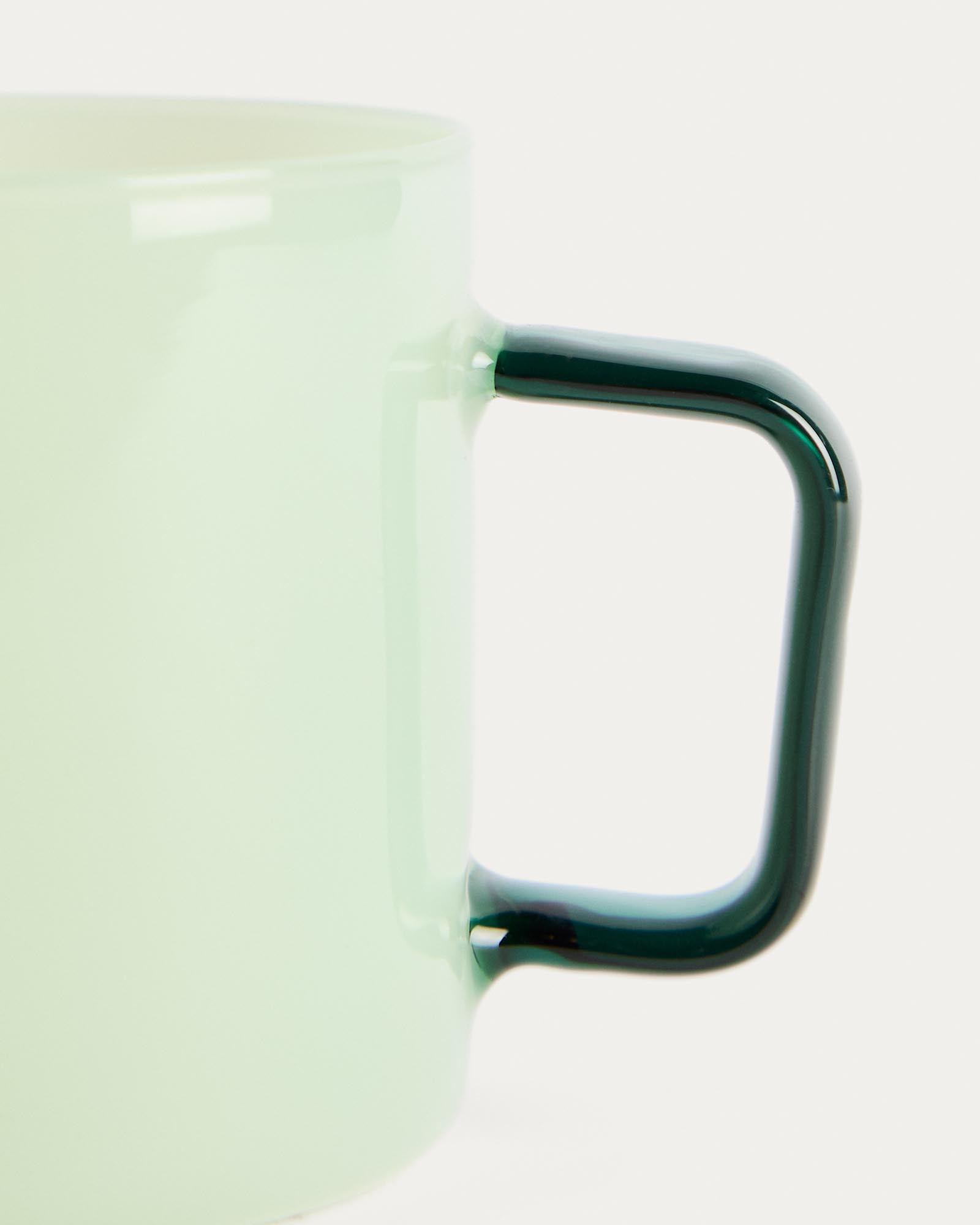 Elegante Tasse Micla aus zartem, hellgrünem Glas von Kave Home, ideal für stilvolle Kaffeepausen und besondere Anlässe.