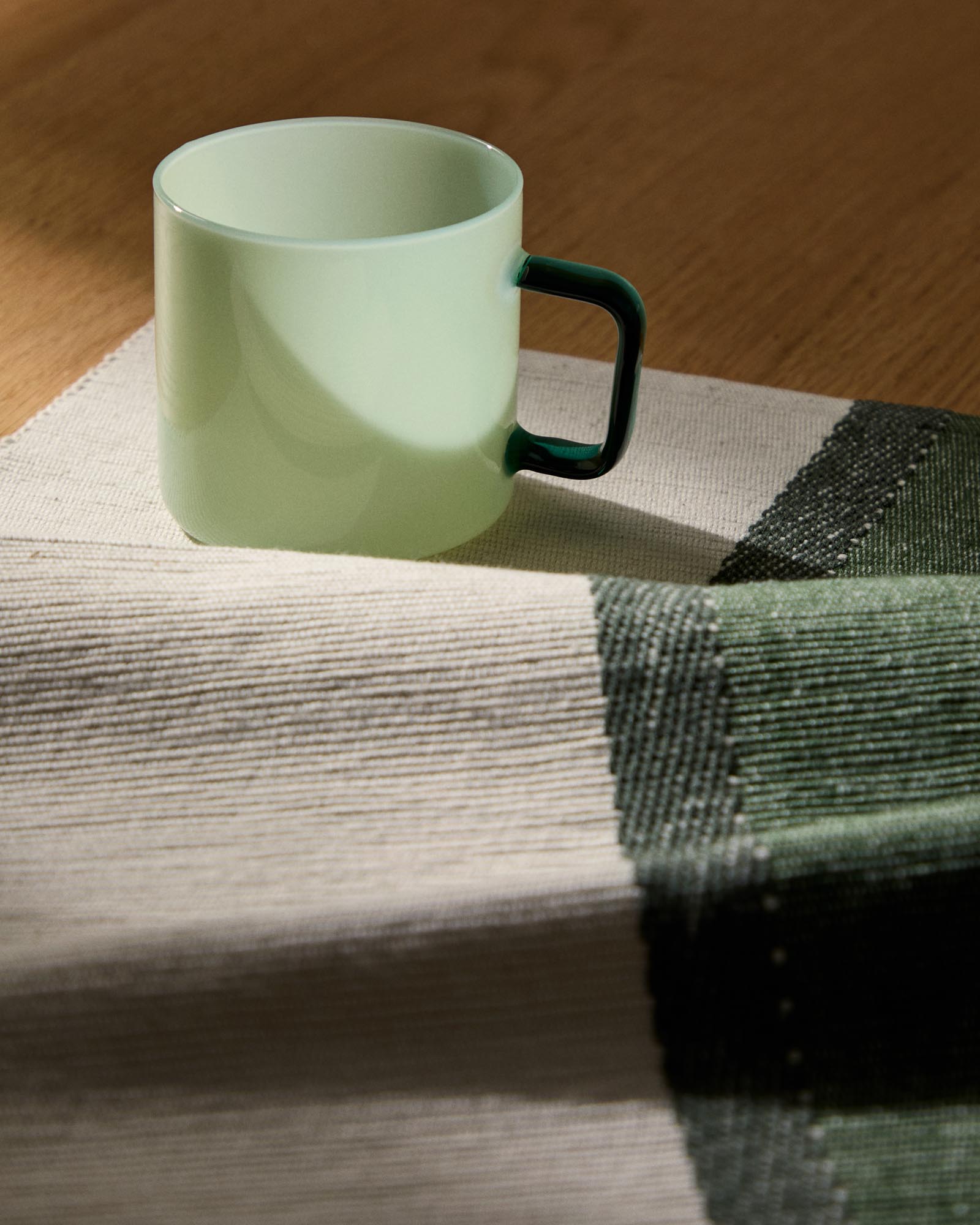Elegante hellgrüne Glas-Tasse Micla von Kave Home, ideal für stilvolle Kaffeepausen und moderne Tischdekoration.