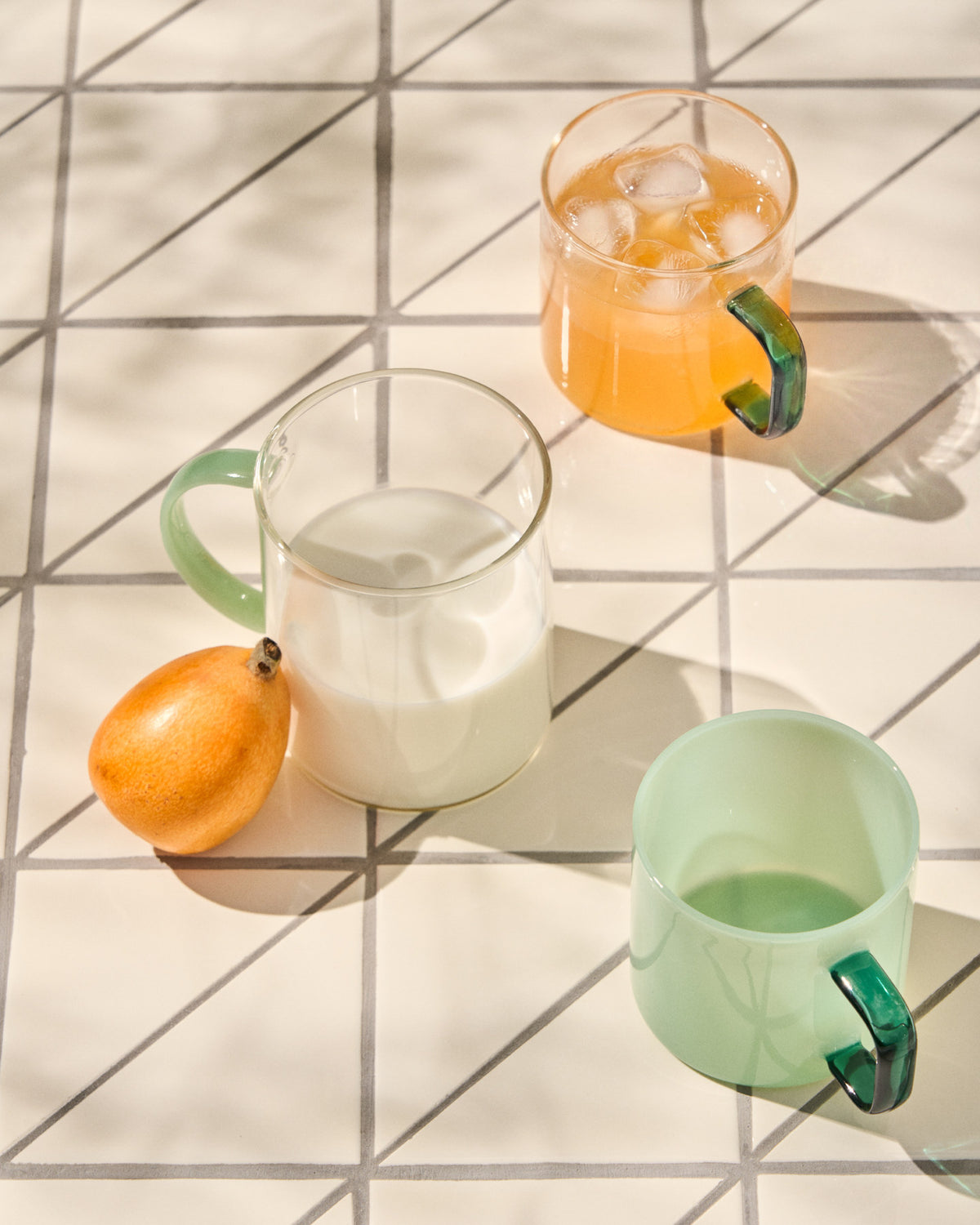 Tasse Micla aus grünem Glas in Transparent präsentiert im Onlineshop von KAQTU Design AG. Tasse ist von Kave Home