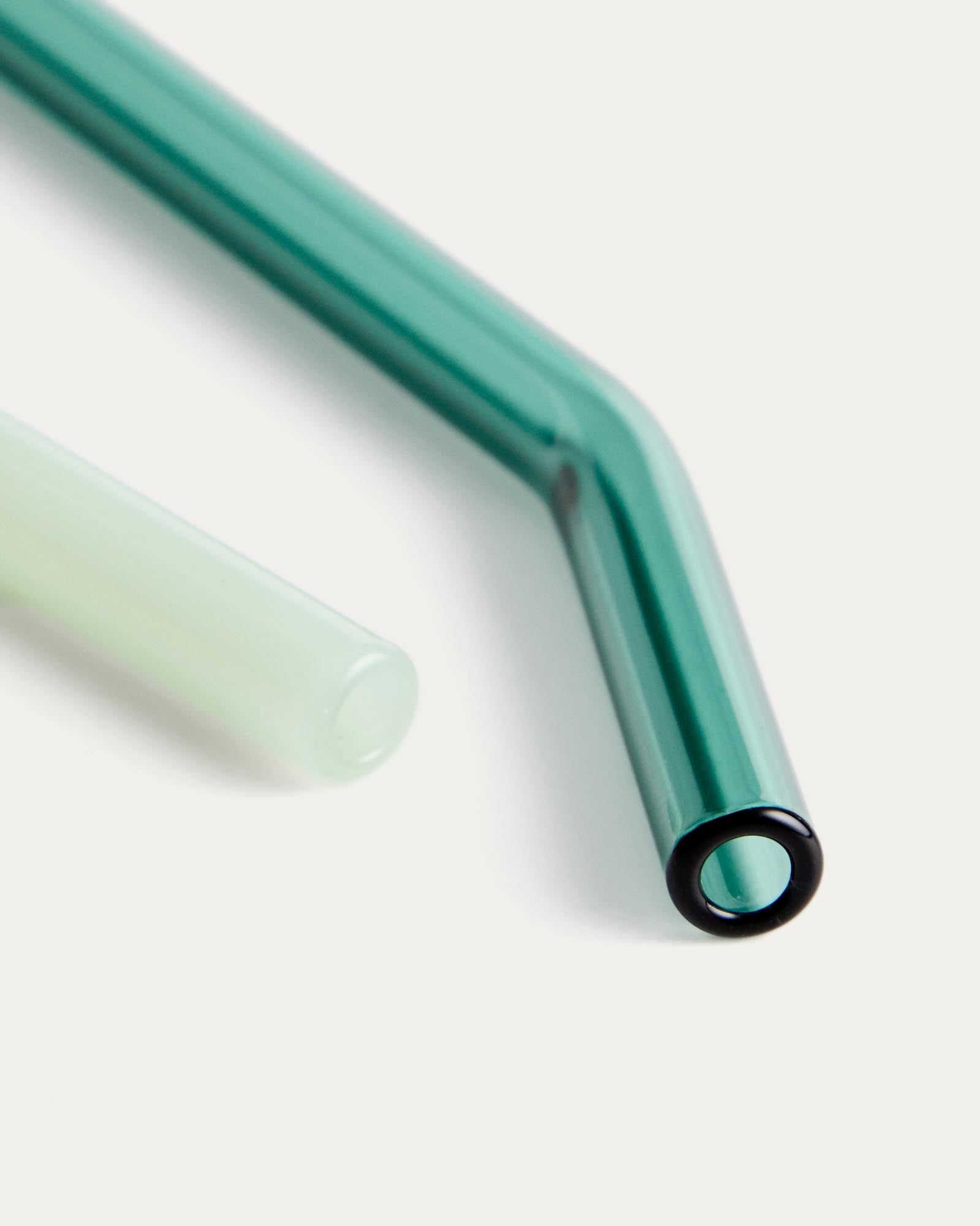 Elegantes Set aus 6 grünen Glas-Trinkhalmen, 10,5 cm lang, ideal für stilvolle Getränkepräsentation, erhältlich bei Kave Home.