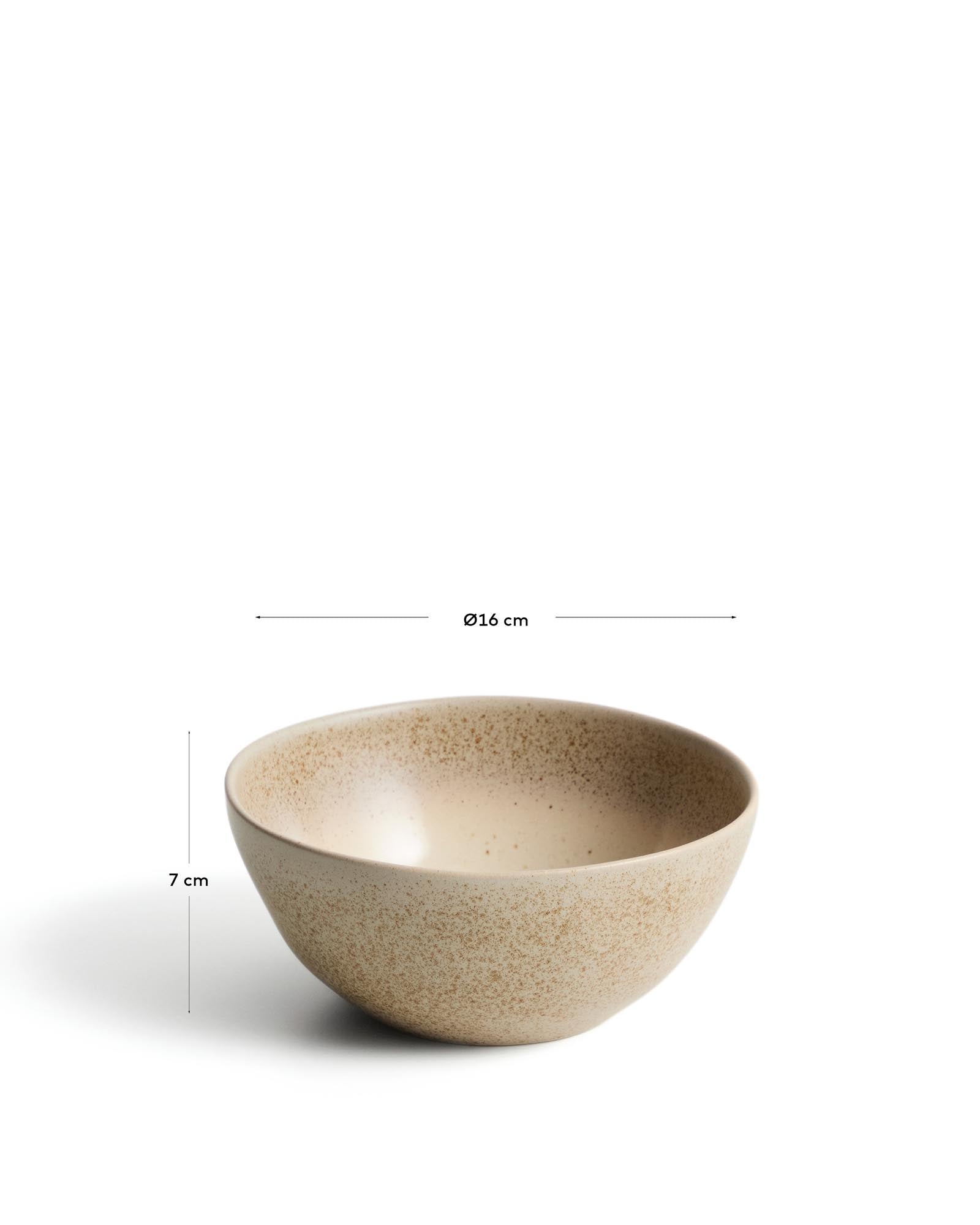 Elegante beige Keramikschale Sarel von Kave Home, ideal für stilvolle Tischdekoration und vielseitige Verwendung im Wohnbereich.