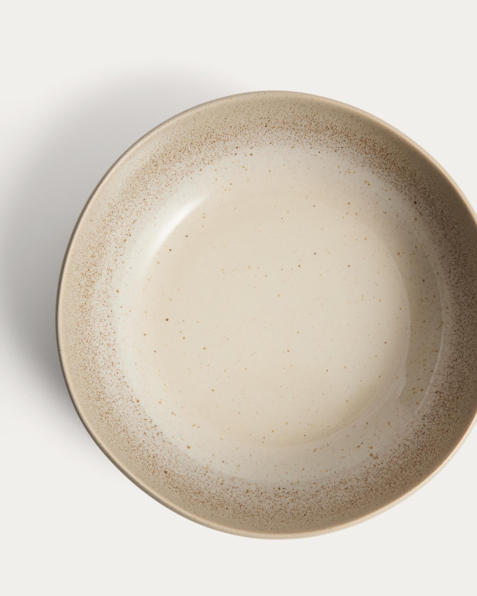 Eleganter tiefer Pastateller Sarel aus hochwertiger beige Keramik, ideal für Pasta und kreative Gerichte, von Kave Home.