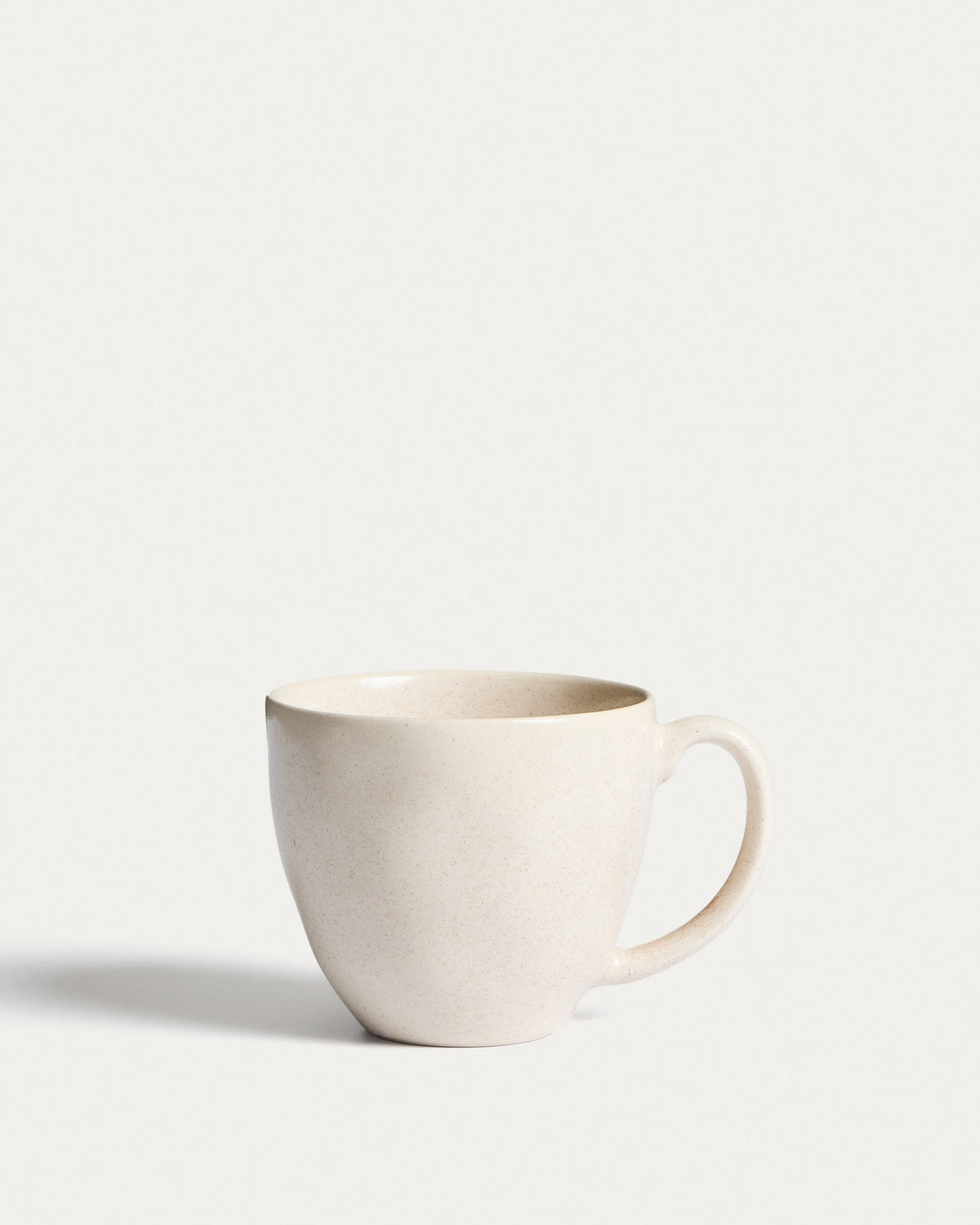 Beige Keramiktasse Sermin von Kave Home mit glasierter, leicht nuancierter Oberfläche