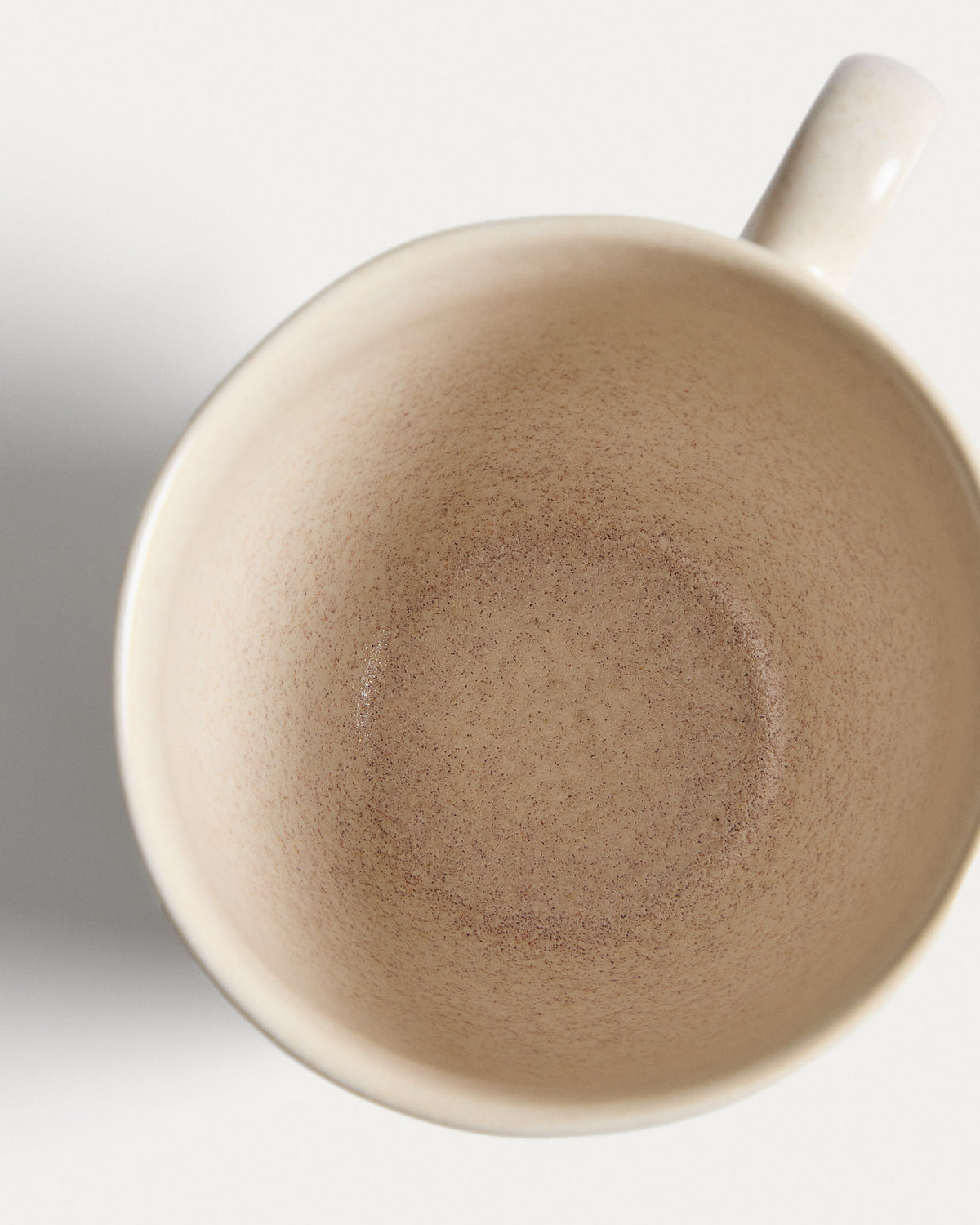 Beige Keramiktasse Sermin von Kave Home mit glasierter, leicht nuancierter Oberfläche