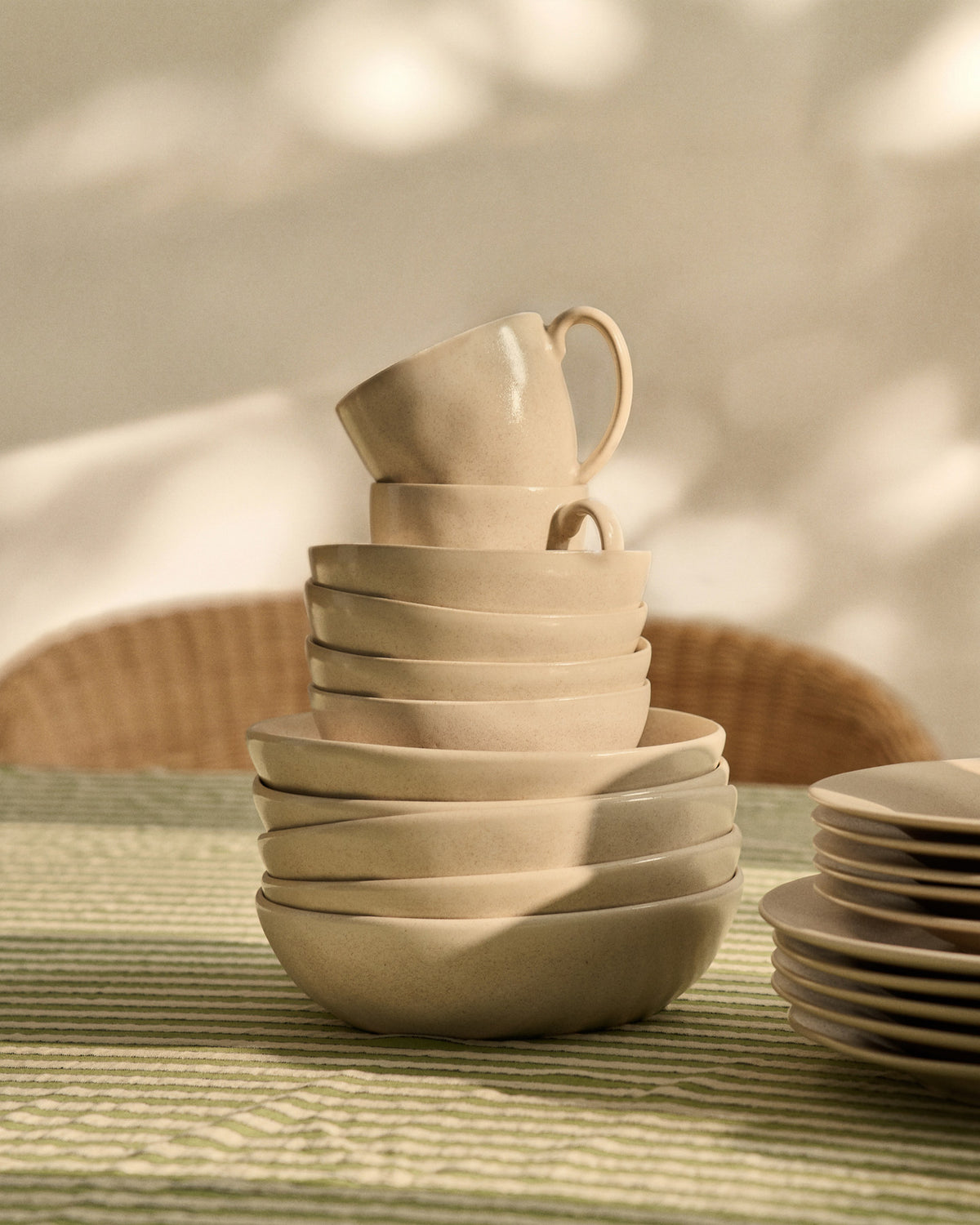 Beige Keramiktasse Sermin von Kave Home mit glasierter, leicht nuancierter Oberfläche