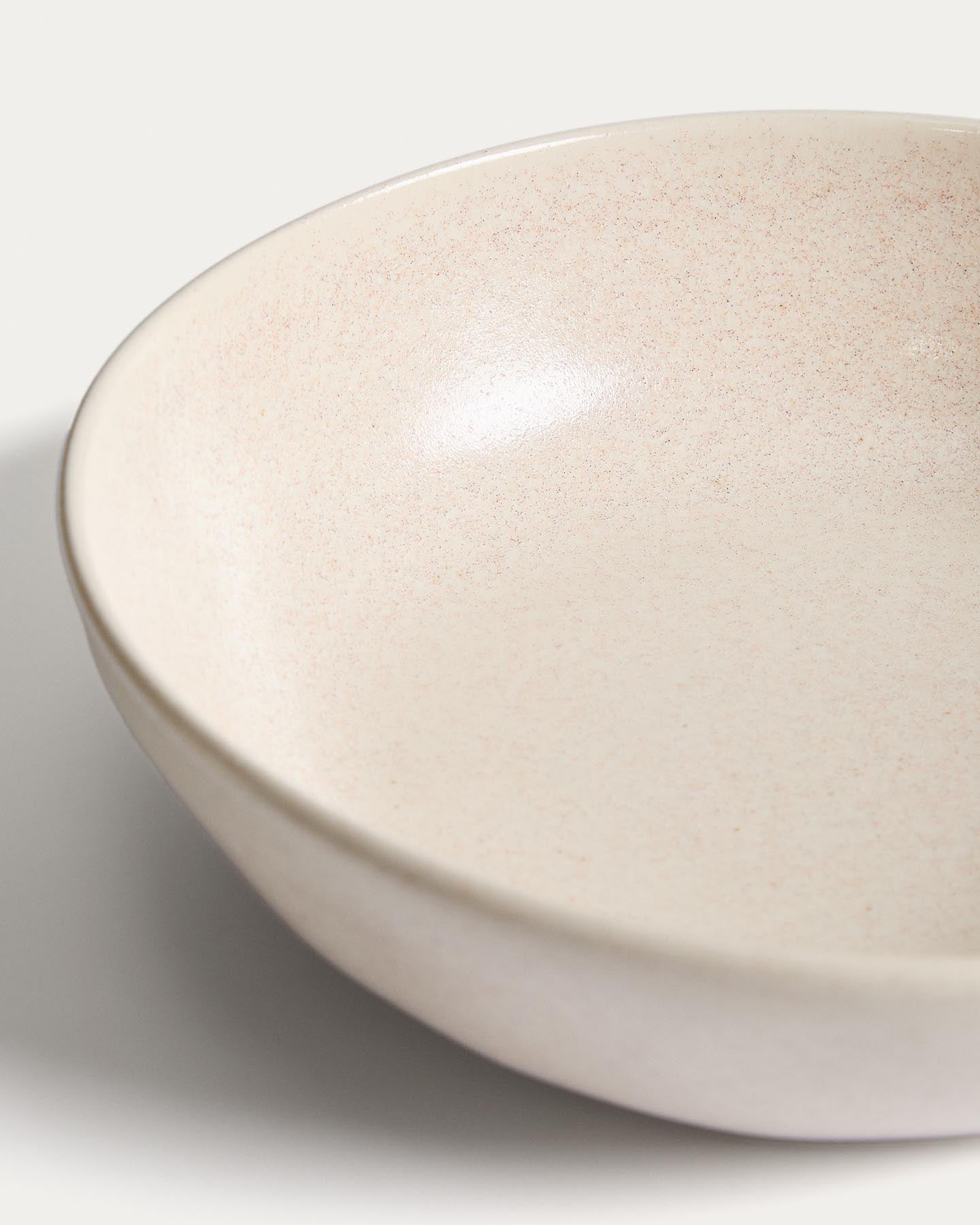 Tiefer Teller Sermin aus Keramik in Beige in Beige präsentiert im Onlineshop von KAQTU Design AG. Teller ist von Kave Home