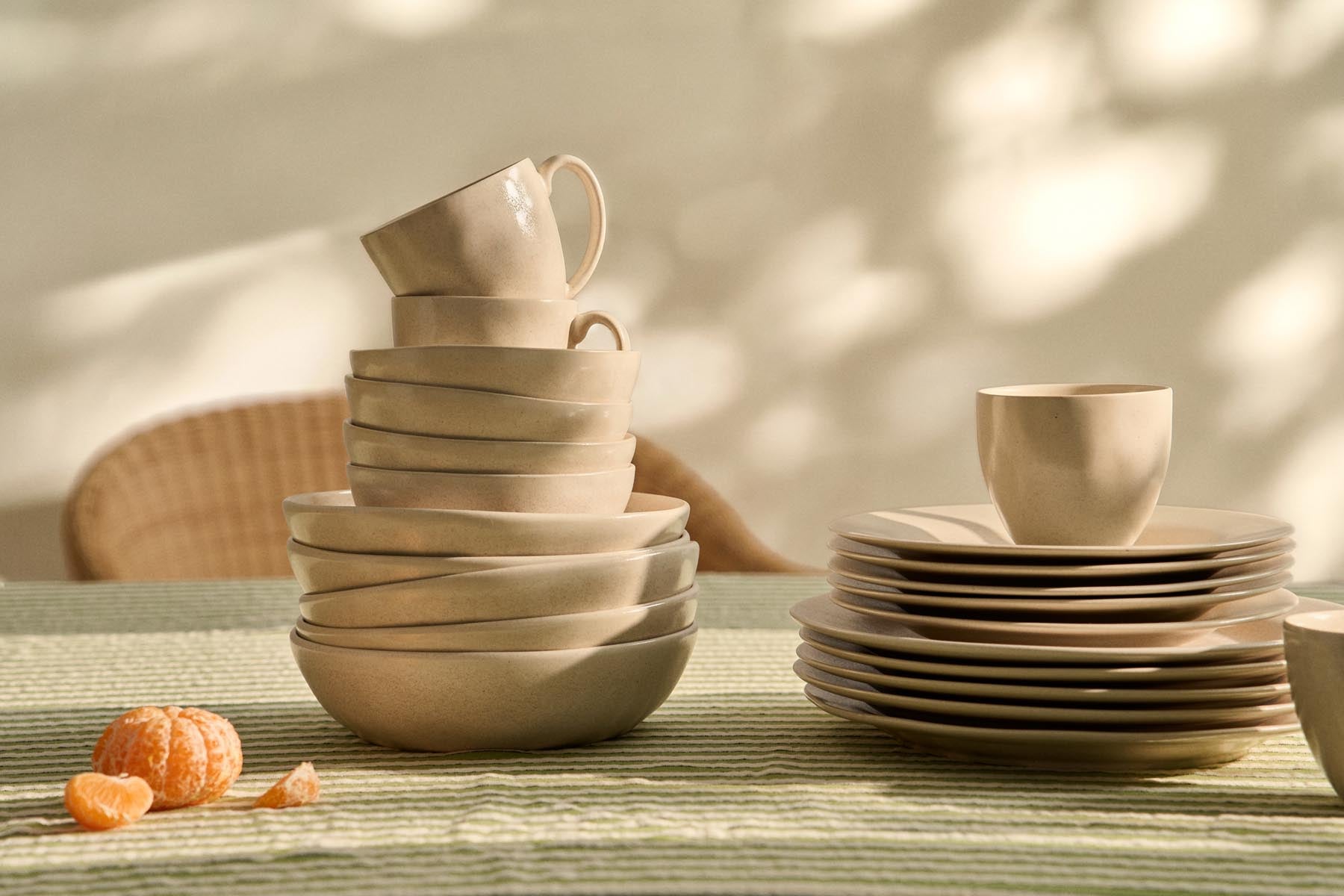 Tiefer Teller Sermin aus Keramik in Beige in Beige präsentiert im Onlineshop von KAQTU Design AG. Teller ist von Kave Home