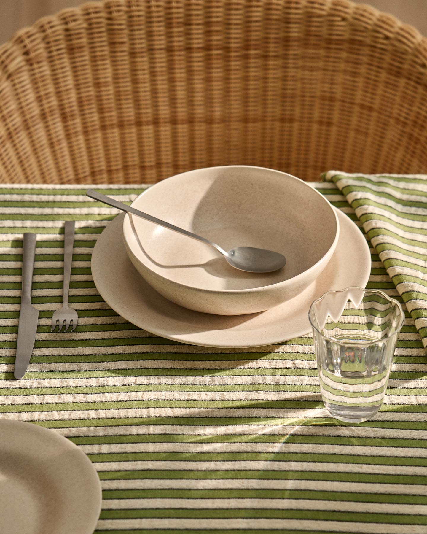 Tiefer Teller Sermin aus Keramik in Beige in Beige präsentiert im Onlineshop von KAQTU Design AG. Teller ist von Kave Home