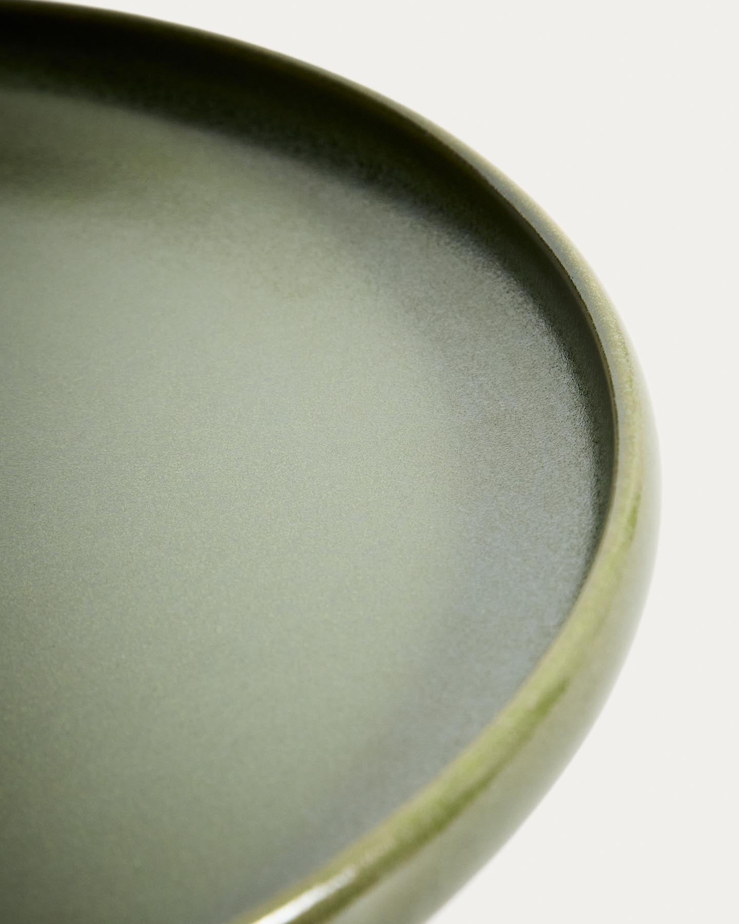Flacher Teller Uilo aus Keramik in Grün in Beige präsentiert im Onlineshop von KAQTU Design AG. Teller ist von Kave Home