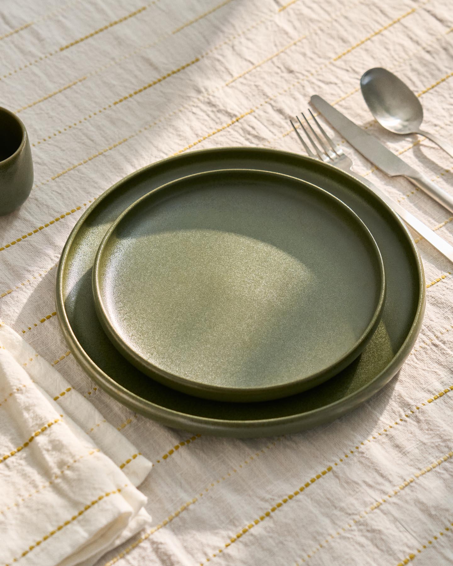 Flacher Teller Uilo aus Keramik in Grün in Beige präsentiert im Onlineshop von KAQTU Design AG. Teller ist von Kave Home