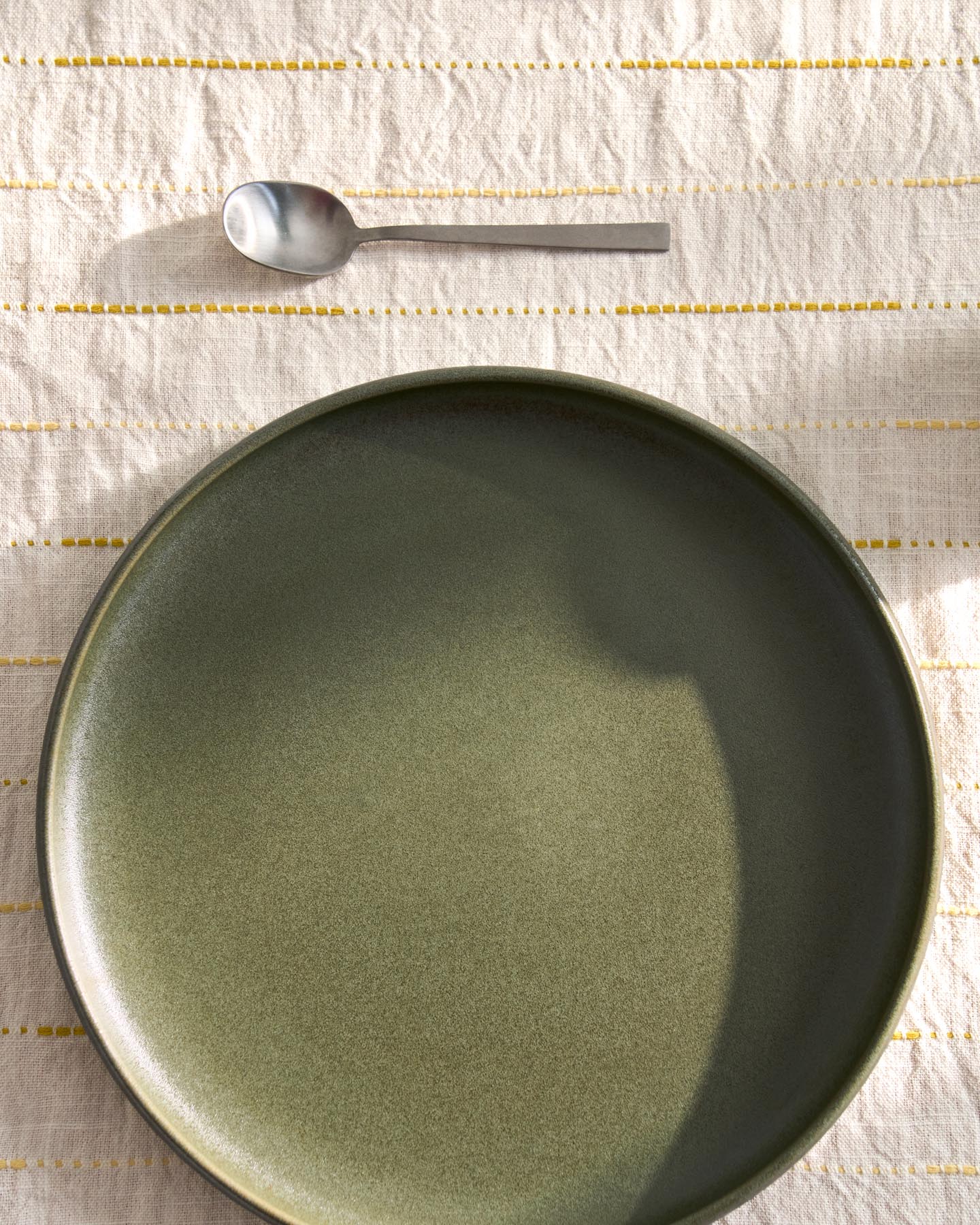 Flacher Teller Uilo aus Keramik in Grün in Beige präsentiert im Onlineshop von KAQTU Design AG. Teller ist von Kave Home