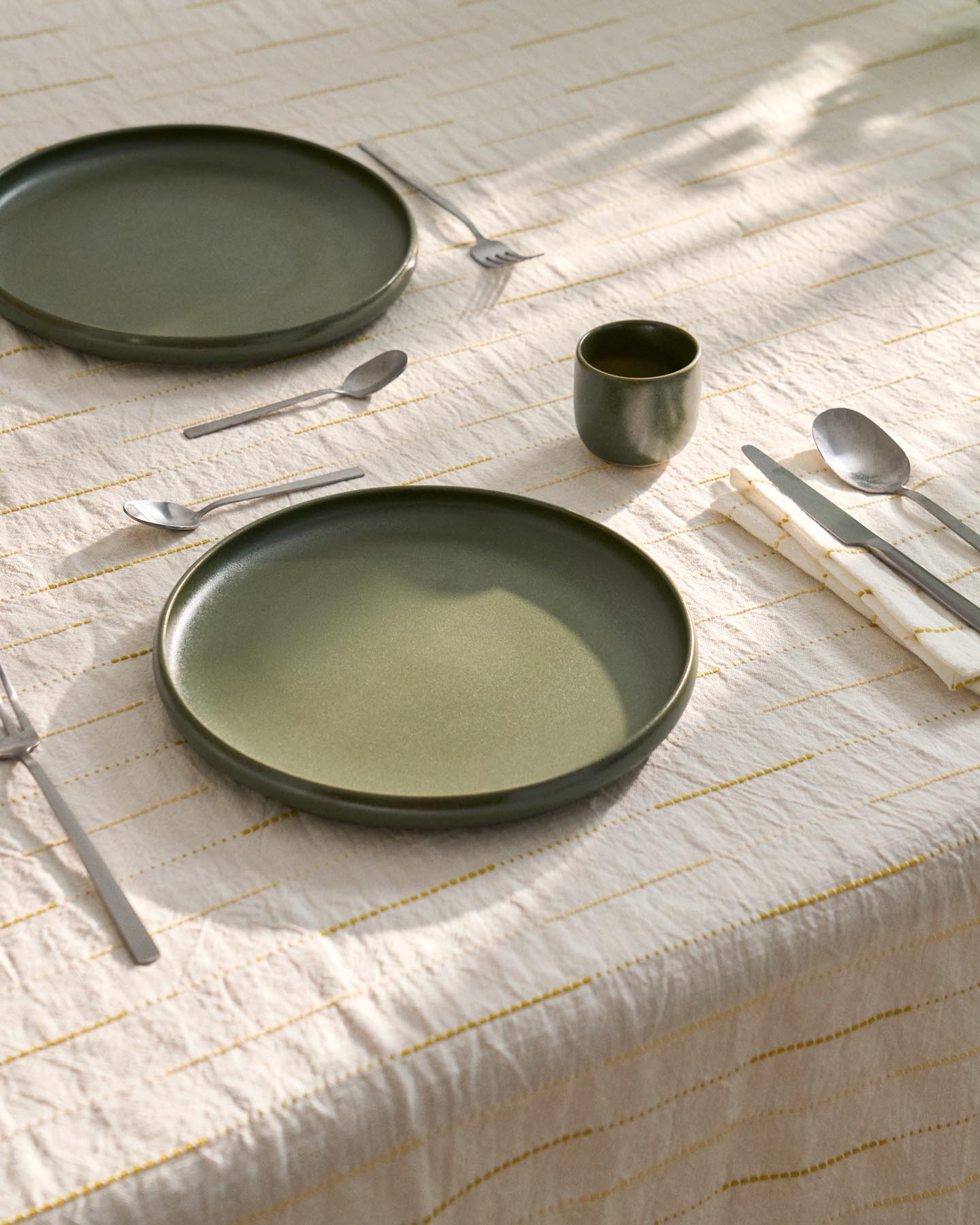 Flacher Teller Uilo aus Keramik in Grün in Beige präsentiert im Onlineshop von KAQTU Design AG. Teller ist von Kave Home