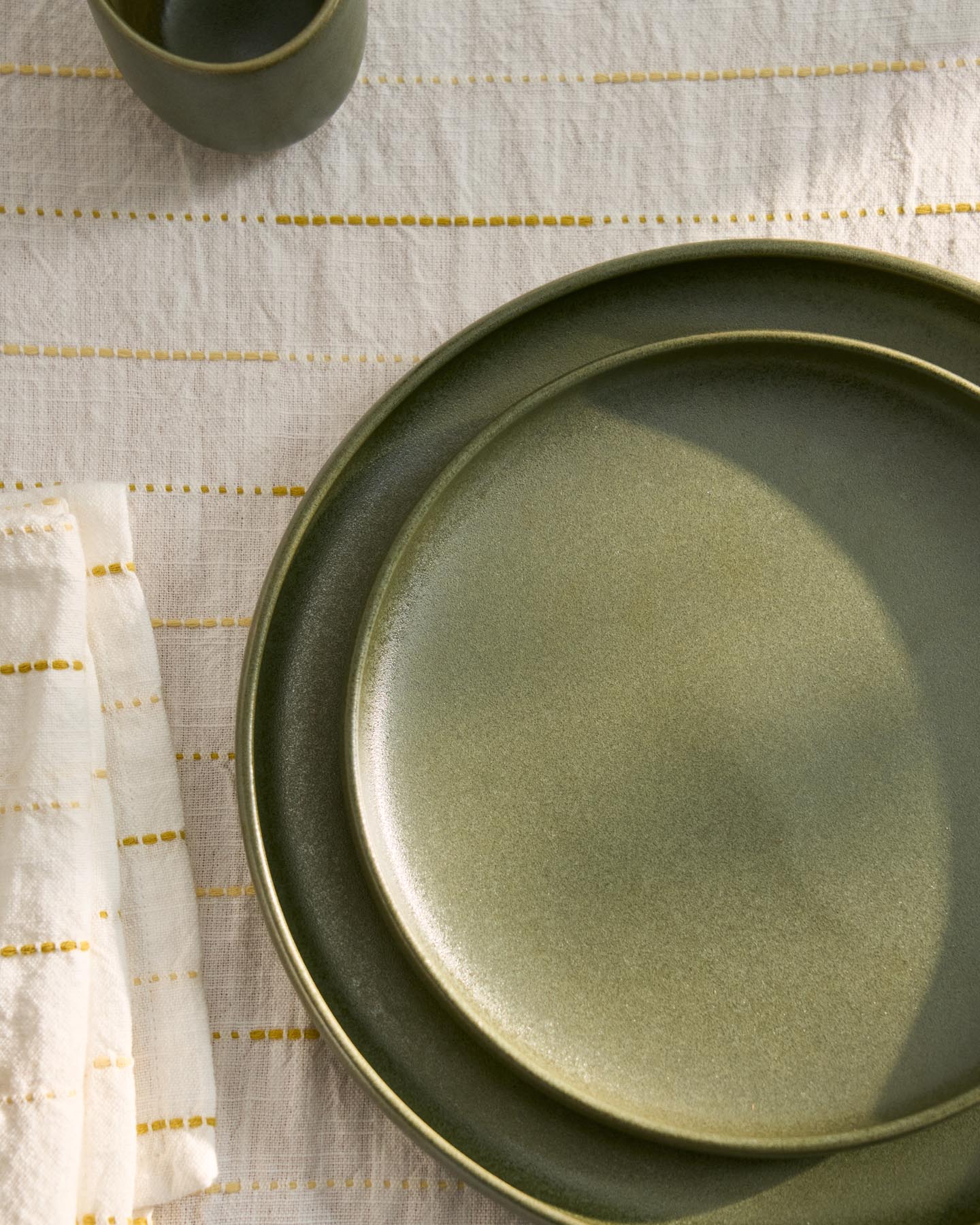 Flacher Teller Uilo aus Keramik in Grün in Beige präsentiert im Onlineshop von KAQTU Design AG. Teller ist von Kave Home