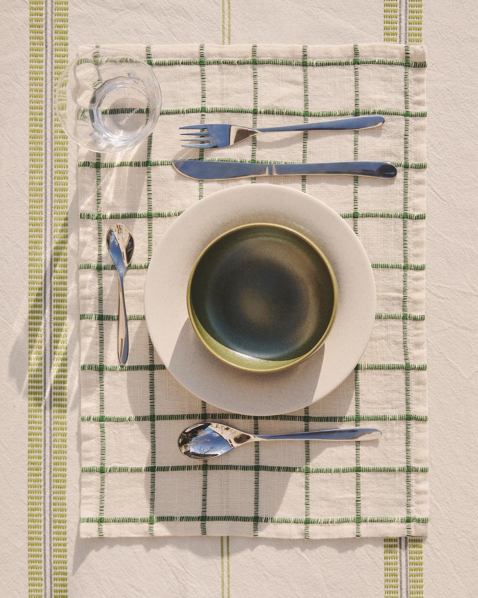 Stilvolle kleine grüne Keramikschale Uilo von Kave Home, perfekt für die Präsentation von Leckereien oder als ansprechendes Deko-Accessoire.