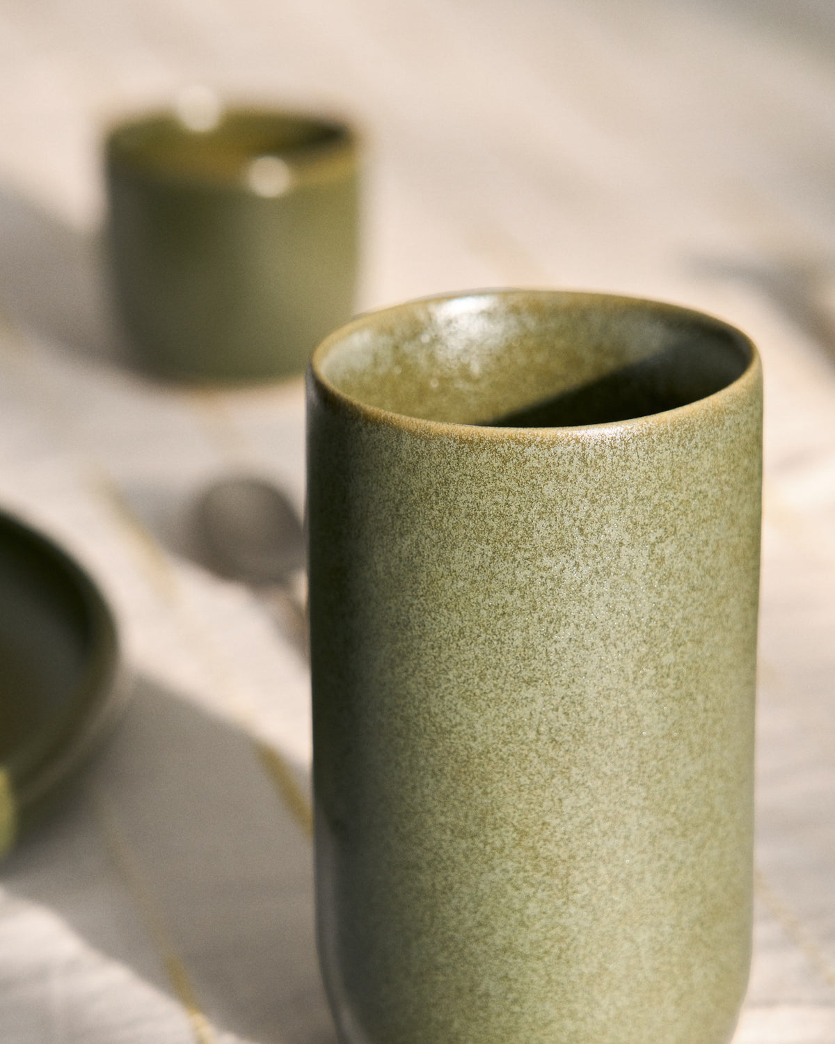 Tasse Uilo aus Keramik in Grün in Grün präsentiert im Onlineshop von KAQTU Design AG. Tasse ist von Kave Home