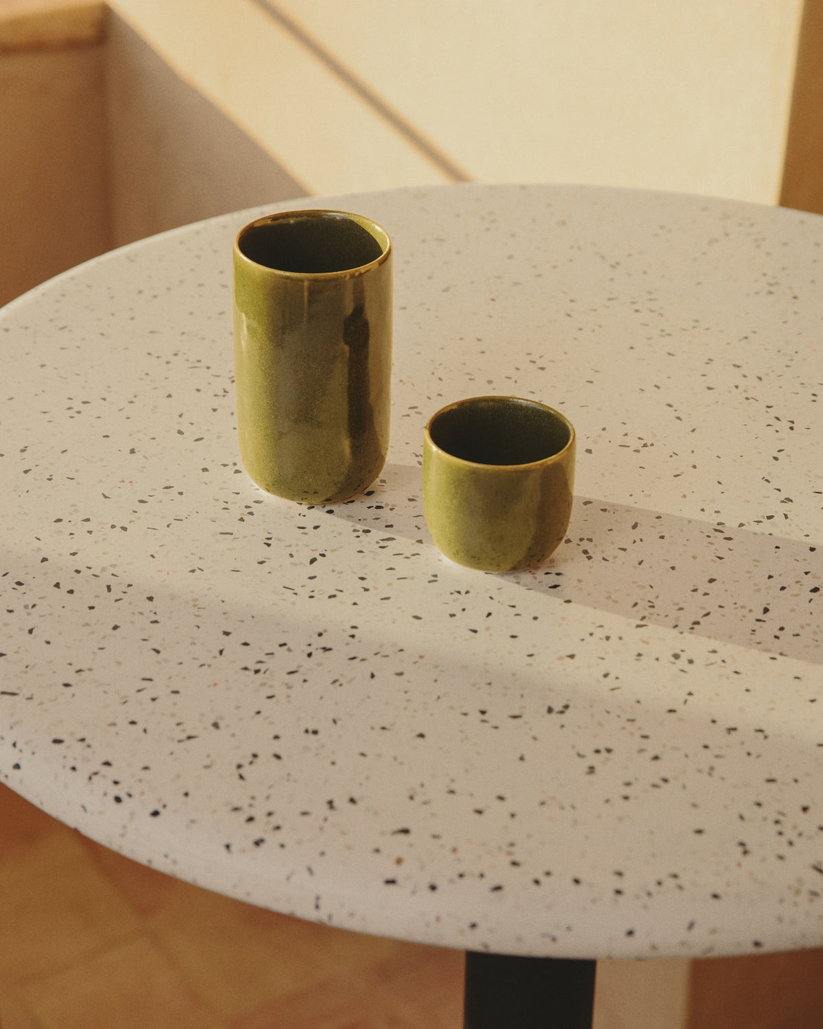 Tasse Uilo aus Keramik in Grün in Grün präsentiert im Onlineshop von KAQTU Design AG. Tasse ist von Kave Home