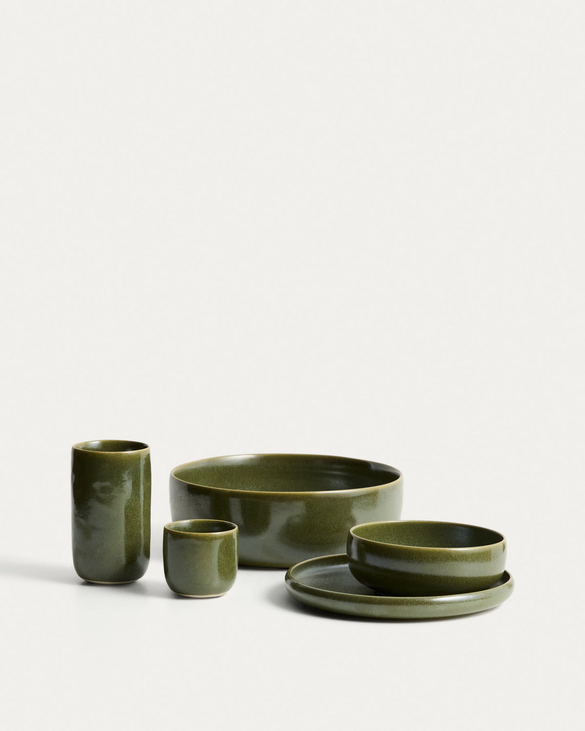 Tasse Uilo aus Keramik in Grün in Grün präsentiert im Onlineshop von KAQTU Design AG. Tasse ist von Kave Home