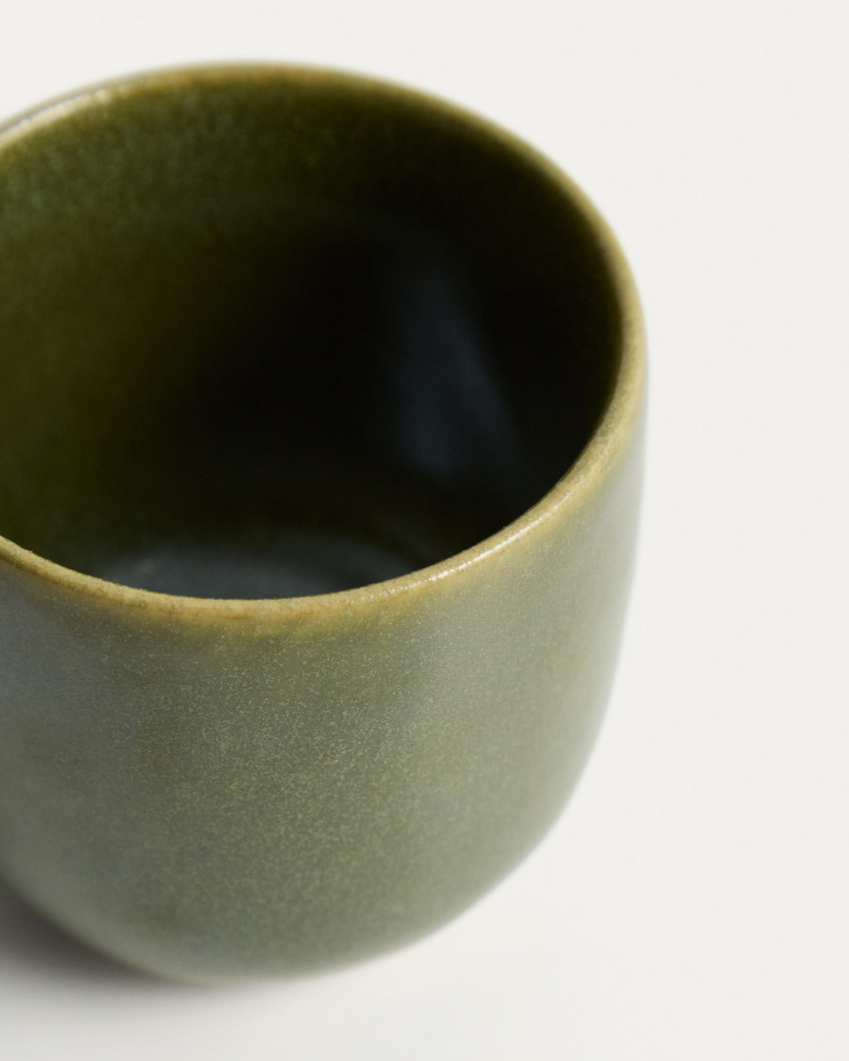 Tasse Uilo aus Keramik in Grün in Grün präsentiert im Onlineshop von KAQTU Design AG. Tasse ist von Kave Home