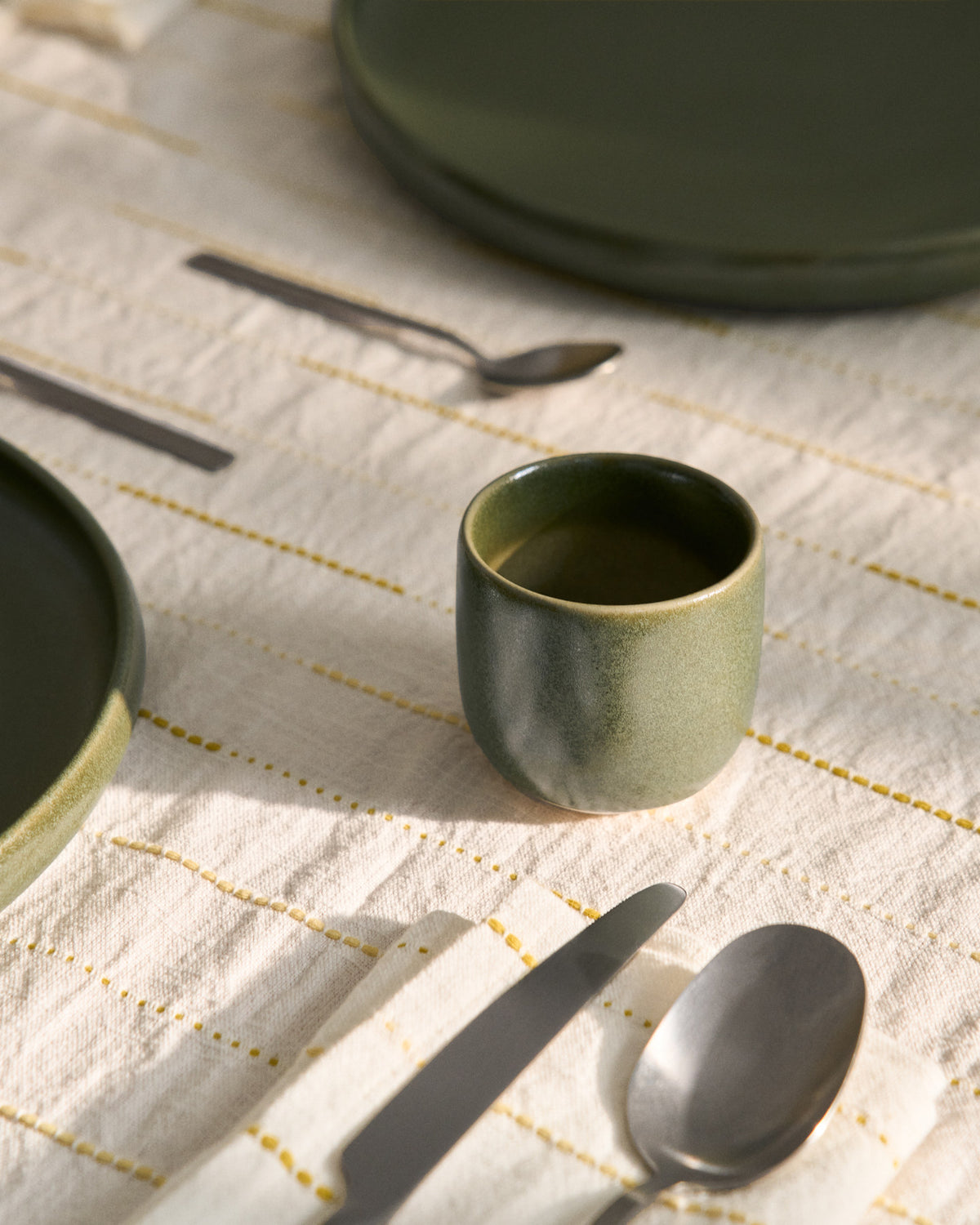 Tasse Uilo aus Keramik in Grün in Grün präsentiert im Onlineshop von KAQTU Design AG. Tasse ist von Kave Home