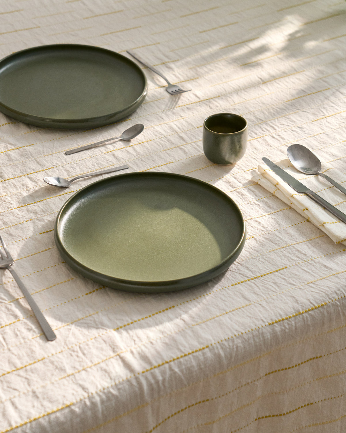 Tasse Uilo aus Keramik in Grün in Grün präsentiert im Onlineshop von KAQTU Design AG. Tasse ist von Kave Home