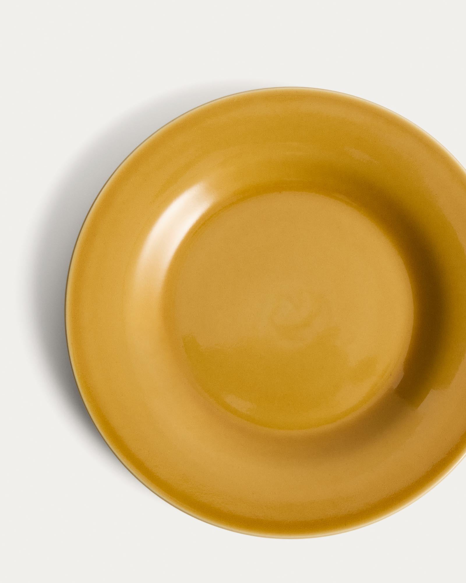 Heller Keramikteller Selune in Gelb von Kave Home, perfekt für Desserts und besondere Anlässe, mit modernem Design und ansprechender Form.