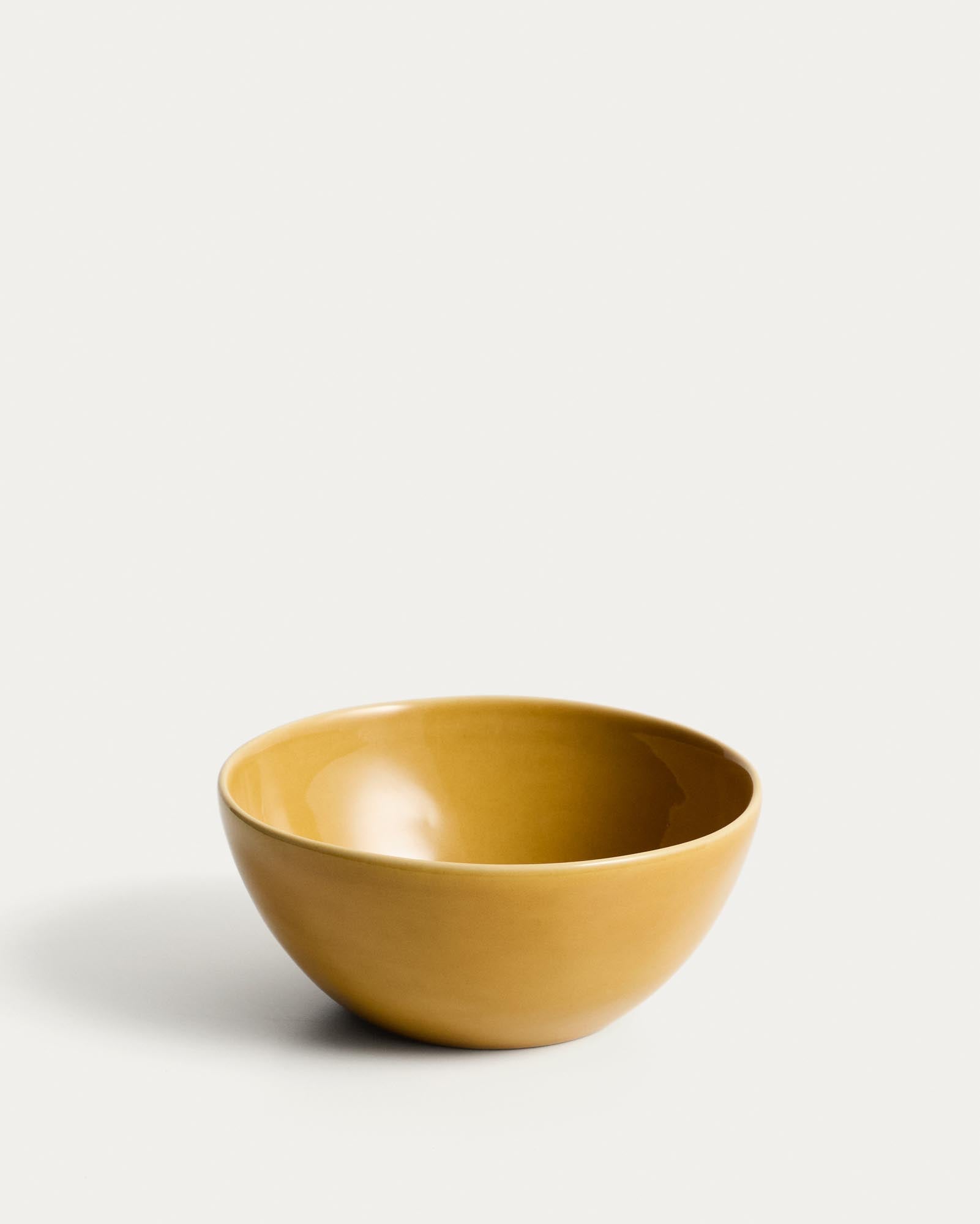 Schale Selune aus Keramik in Gelb in Gelb präsentiert im Onlineshop von KAQTU Design AG. Schale ist von Kave Home
