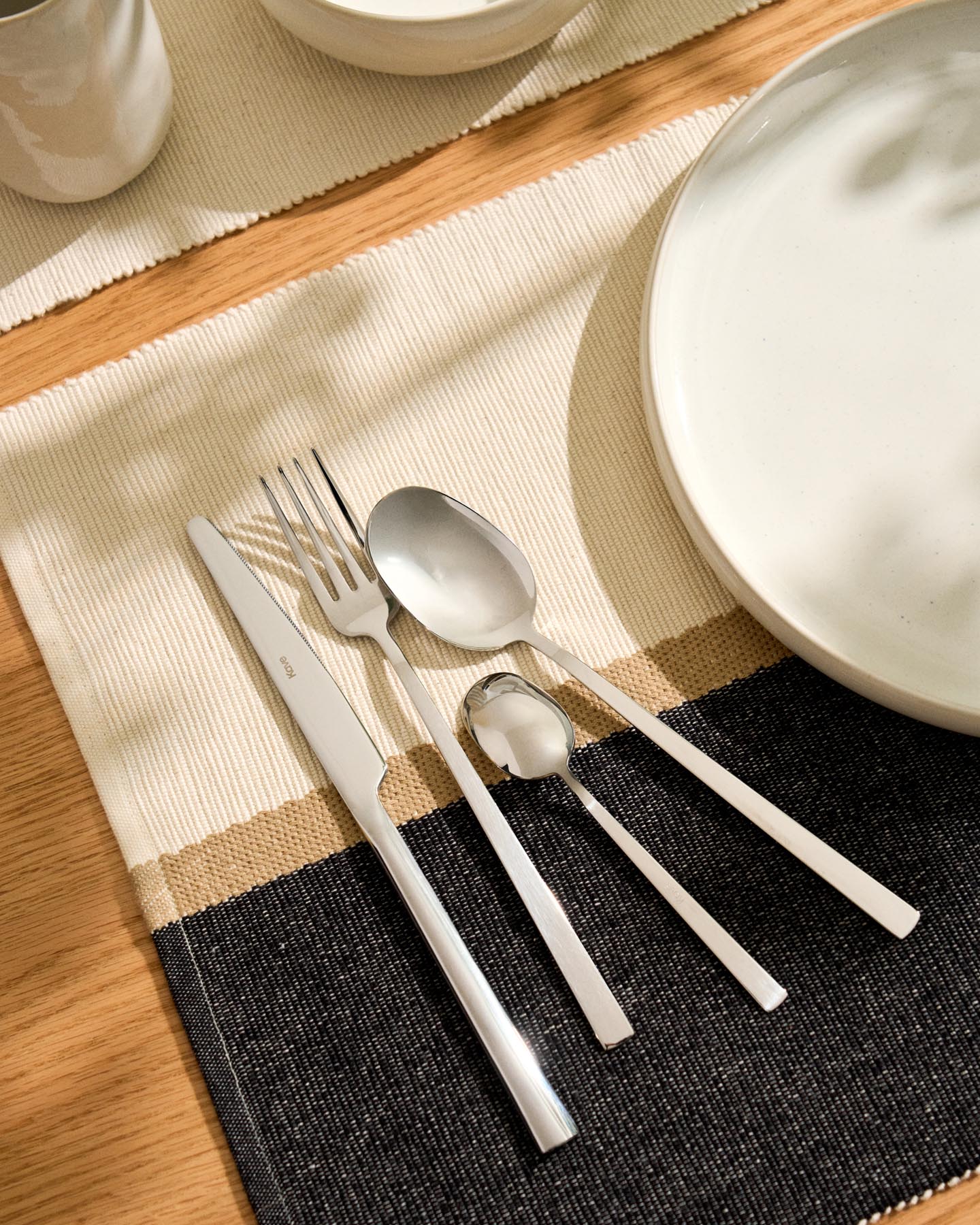16-teiliges Edelstahl-Besteckset Dilora mit glänzendem Finish in Silber präsentiert im Onlineshop von KAQTU Design AG. Besteckset ist von Kave Home
