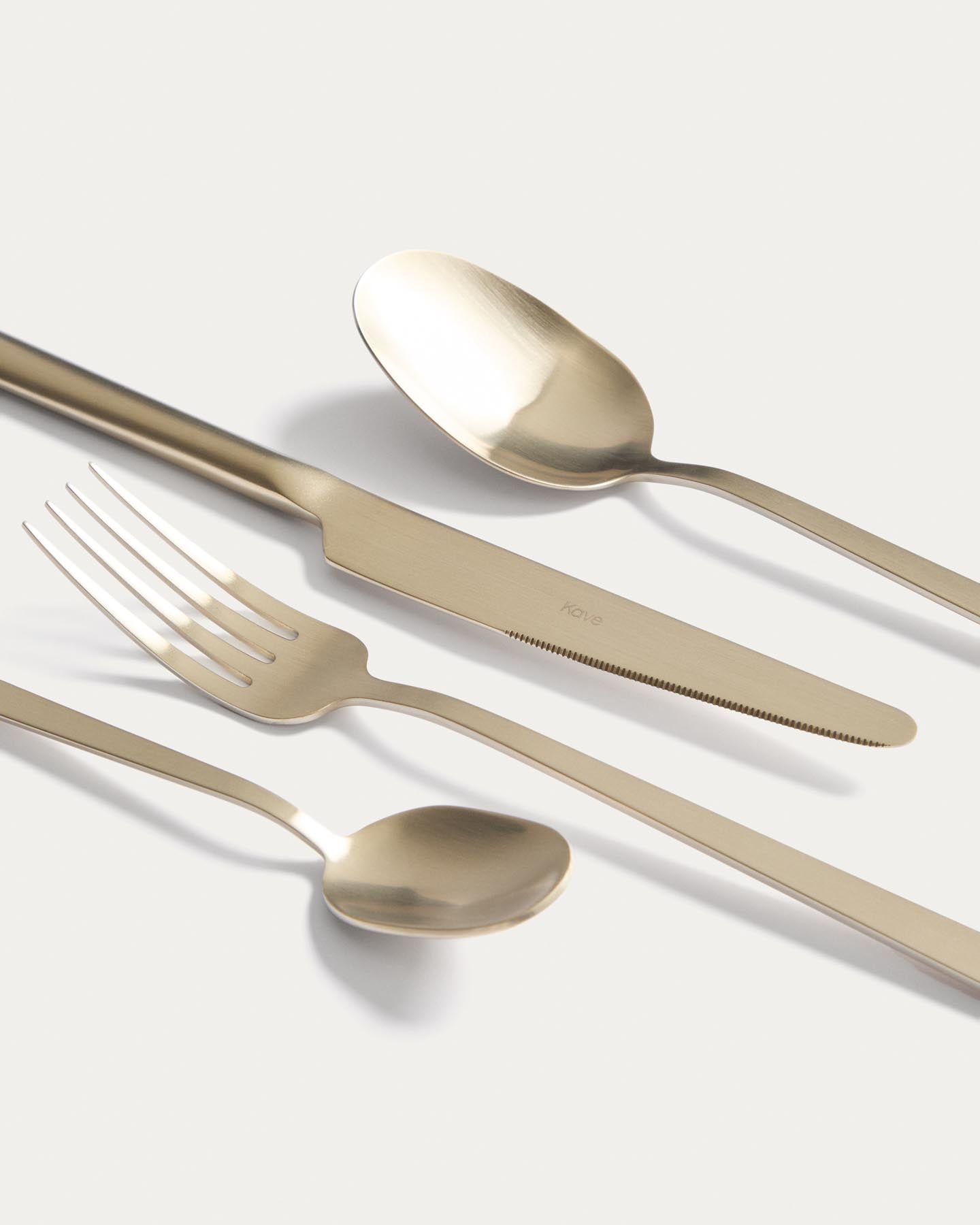 16-teiliges Edelstahl-Besteckset Dilora mit mattgoldenem Finish in Gold präsentiert im Onlineshop von KAQTU Design AG. Besteckset ist von Kave Home