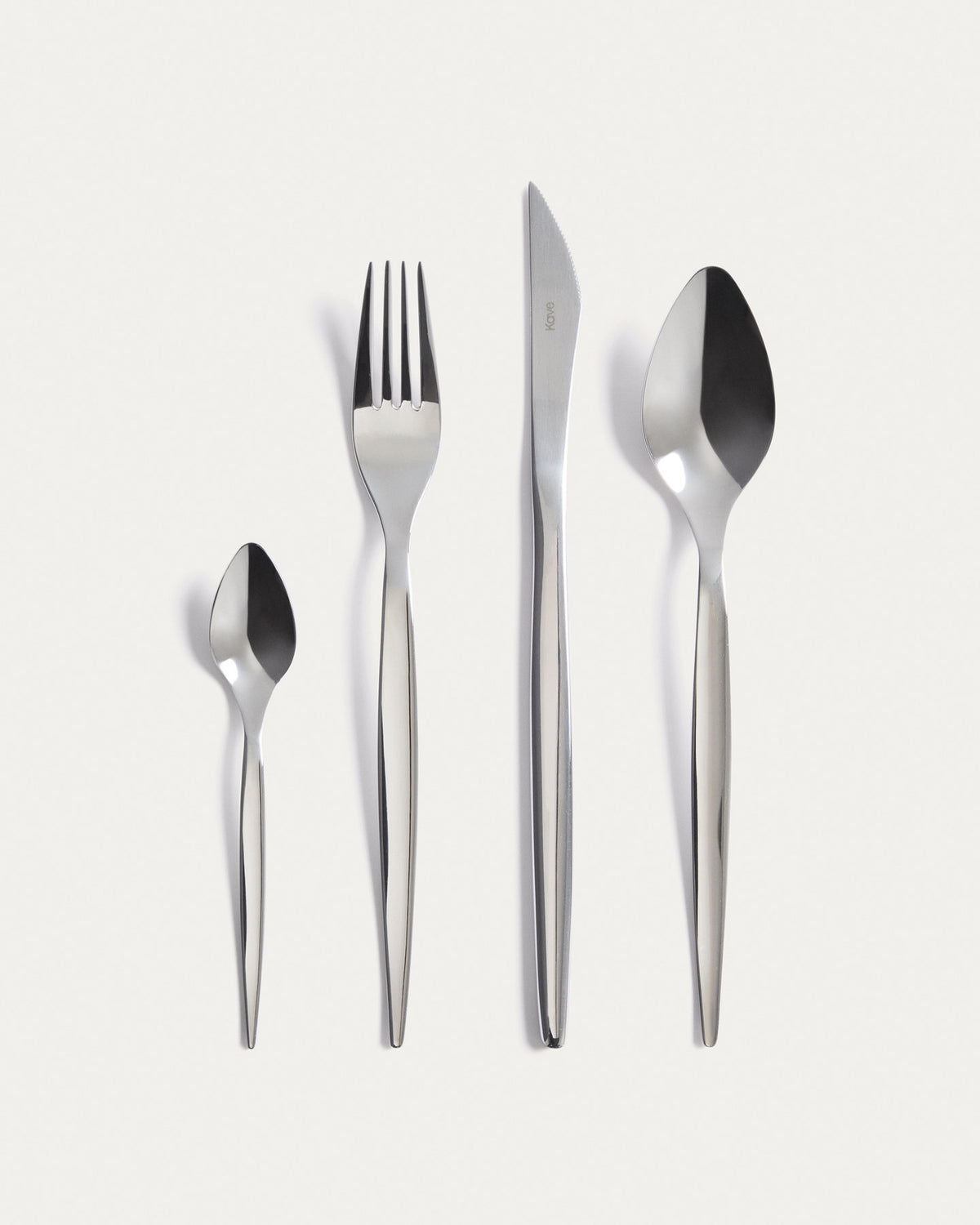 16-teiliges Edelstahl-Besteckset Selua mit glänzendem Finish in Silber präsentiert im Onlineshop von KAQTU Design AG. Besteckset ist von Kave Home