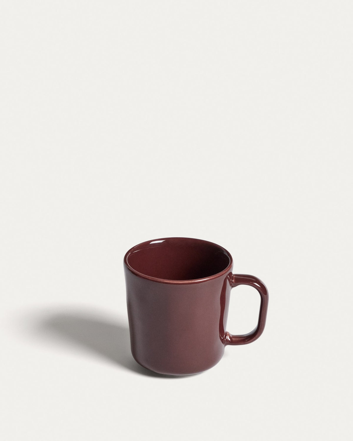 Burgunderrote Tasse aus glänzender Keramik mit schlichter Form, Grösse 24x12x10 cm, hergestellt in Portugal.